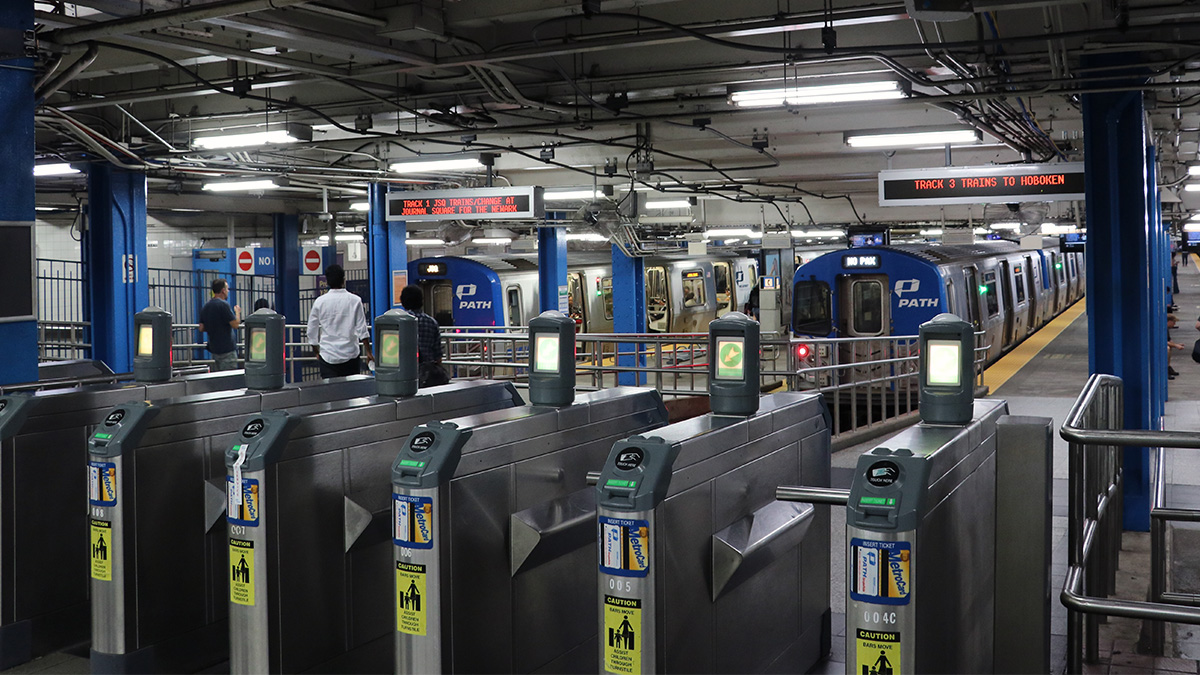 man-dies-in-nyc-subway-station-after-allegedly-trying-to-jump-turnstile