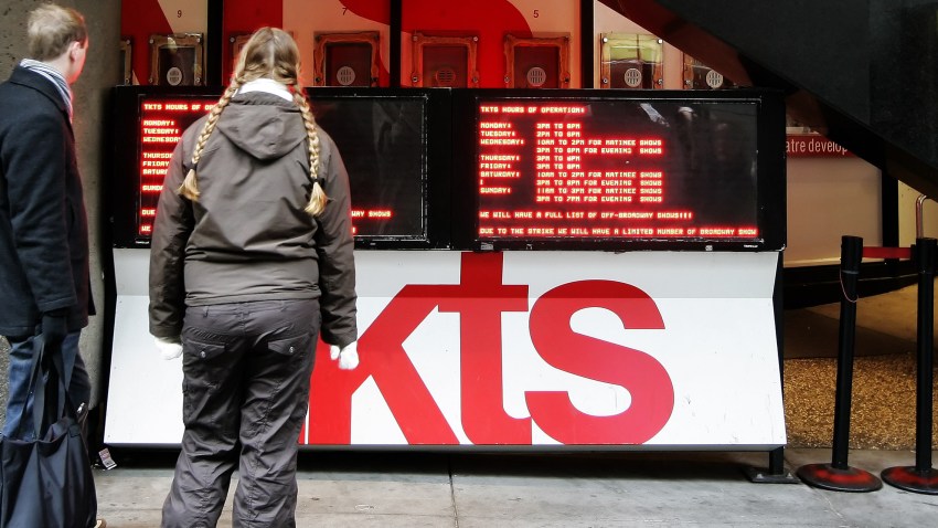 042309 TKTS booth