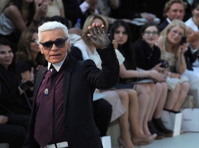 karl lagerfeld waving