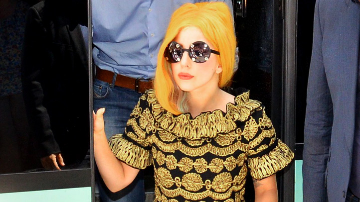 lady-gaga-tour-bus-yellow