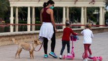 Dos niñas salen a la calle luego de varias semanas de cuarentena en España.