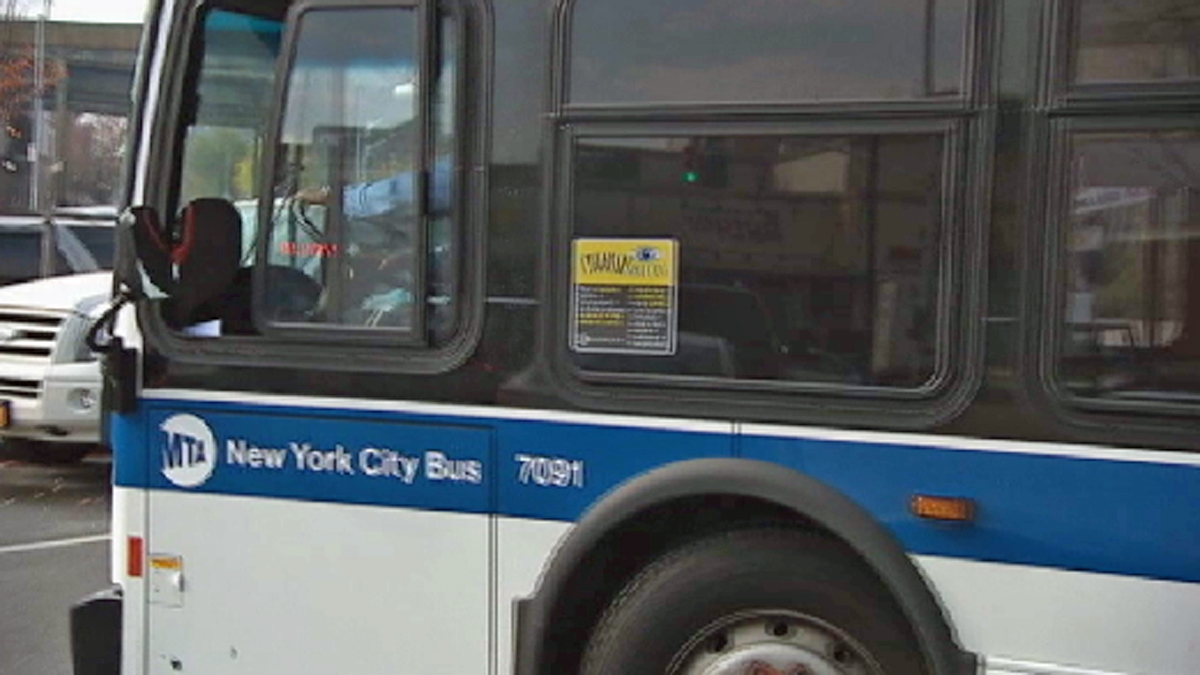 男子因曼哈顿交通拥堵，对MTA公交司机拔刀殴打