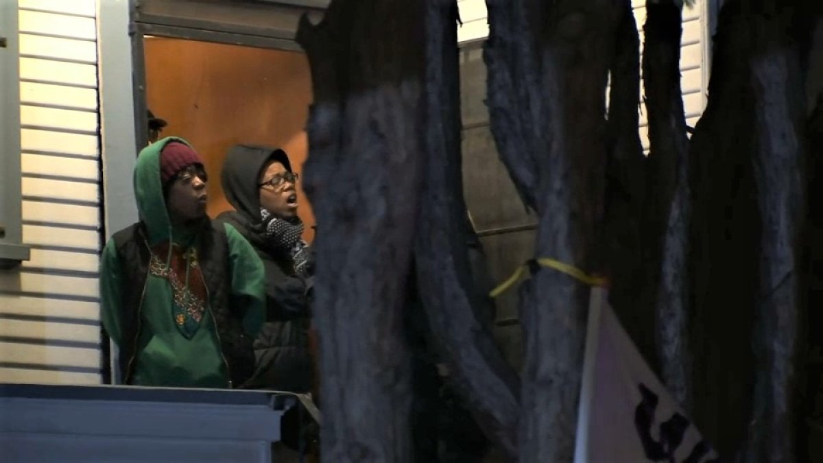 Sheriff’s Deputies Enforce Eviction of Squatting Moms at Oakland Home