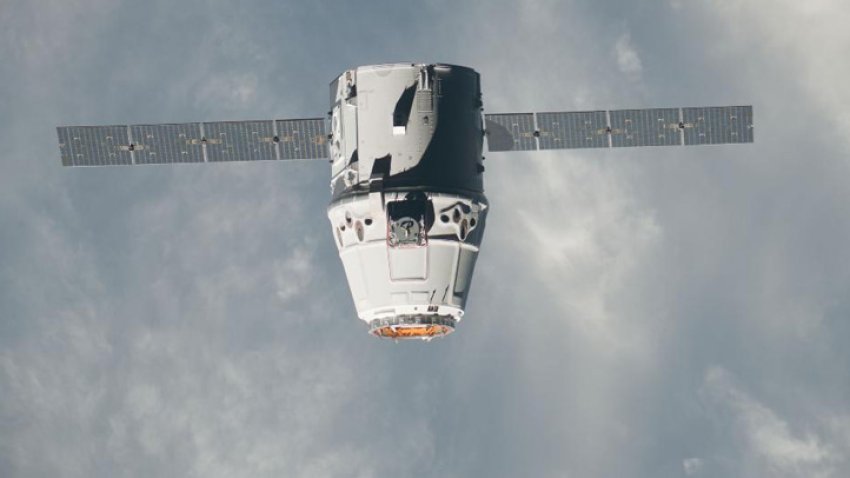 spacex-dragon-earth-space-1