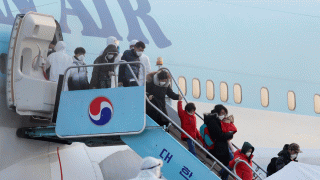 South Koreans evacuated from Wuhan, China, disembark from a chartered flight at Gimpo Airport in Seoul, South Korea, Friday, Jan. 31, 2020.