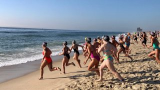 Ocean mile racers running into water
