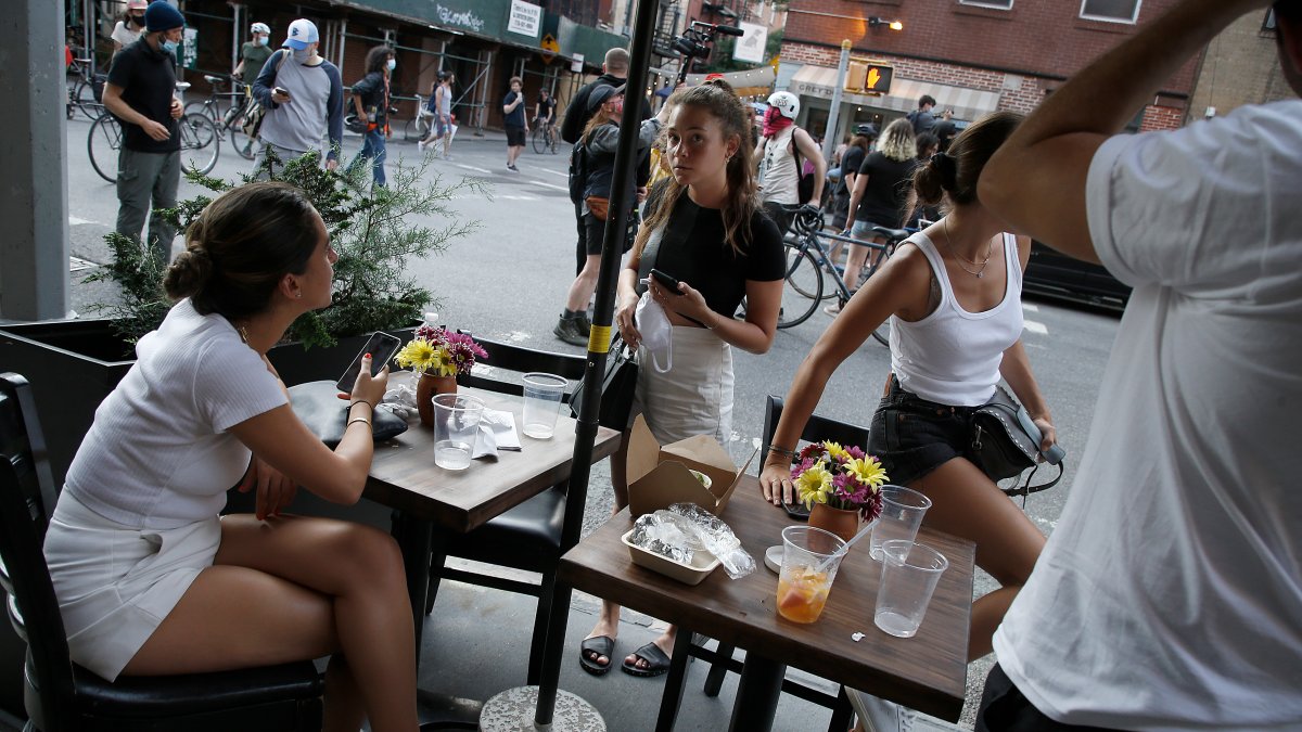 Cuomo Again Threatens to Reclose NYC Bars, Restaurants; 132 Violations