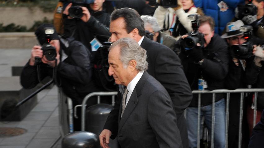 Disgraced Wall Street financier Bernard Madoff (C) arrives at a US Federal Court on March 12, 2009 in New York.