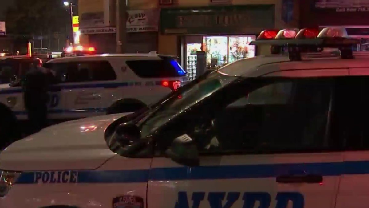 Off-Duty Cop Takes Down Gunman in Queens Store – NBC New York