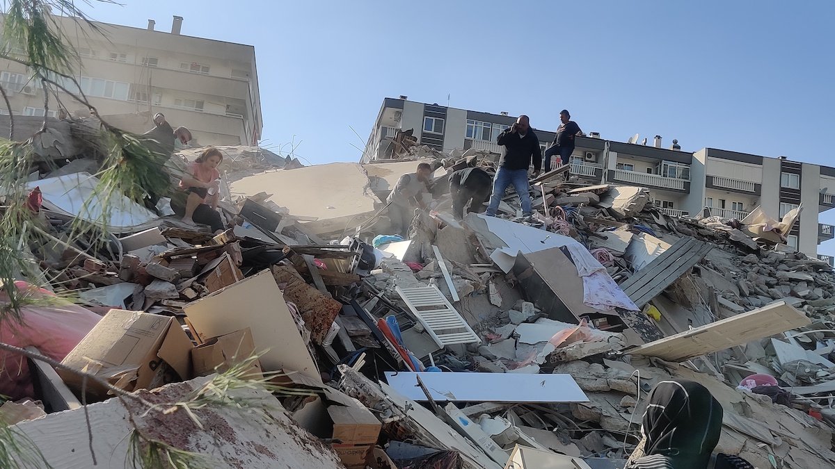 Quake Strikes Turkish Coast and Greek Island, Killing 19