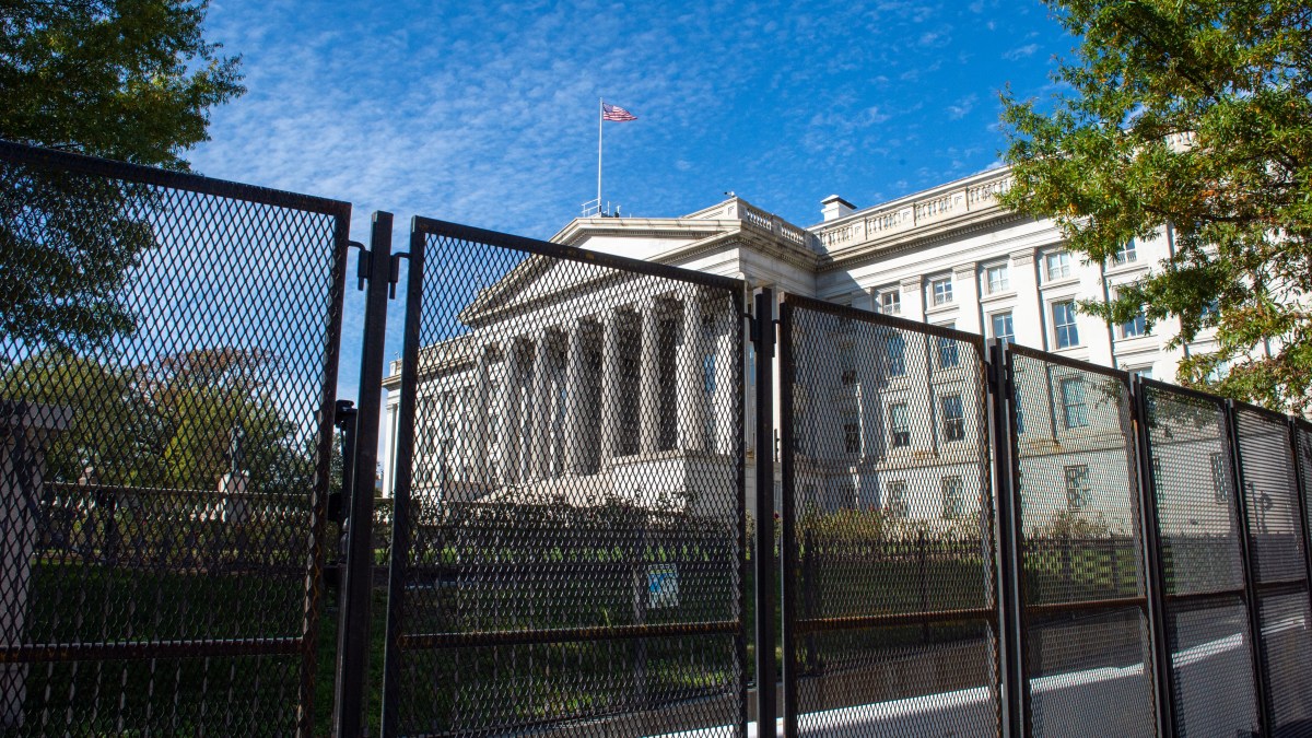 NonScalable Fence Installed Around White House NBC New York