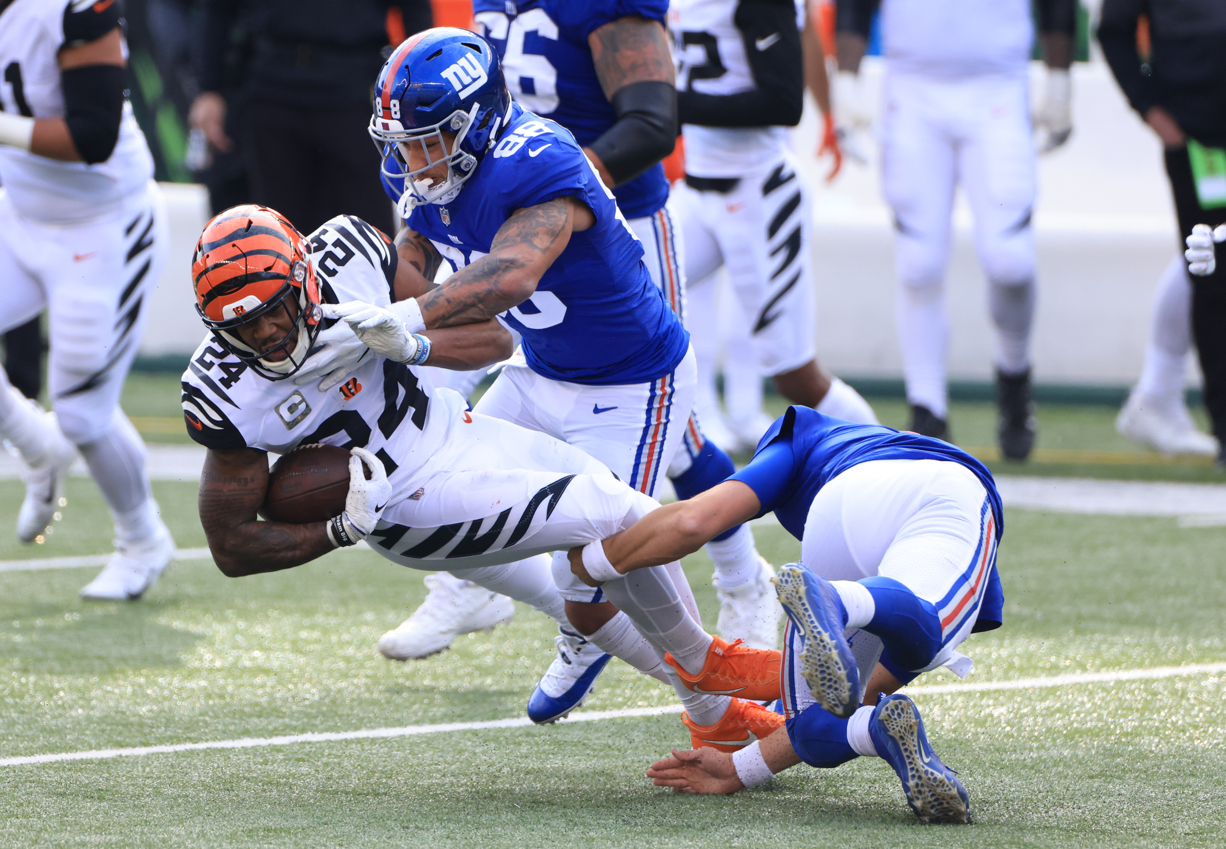 QB Jones injured in Giants' win over Burrow-less Bengals - The San Diego  Union-Tribune