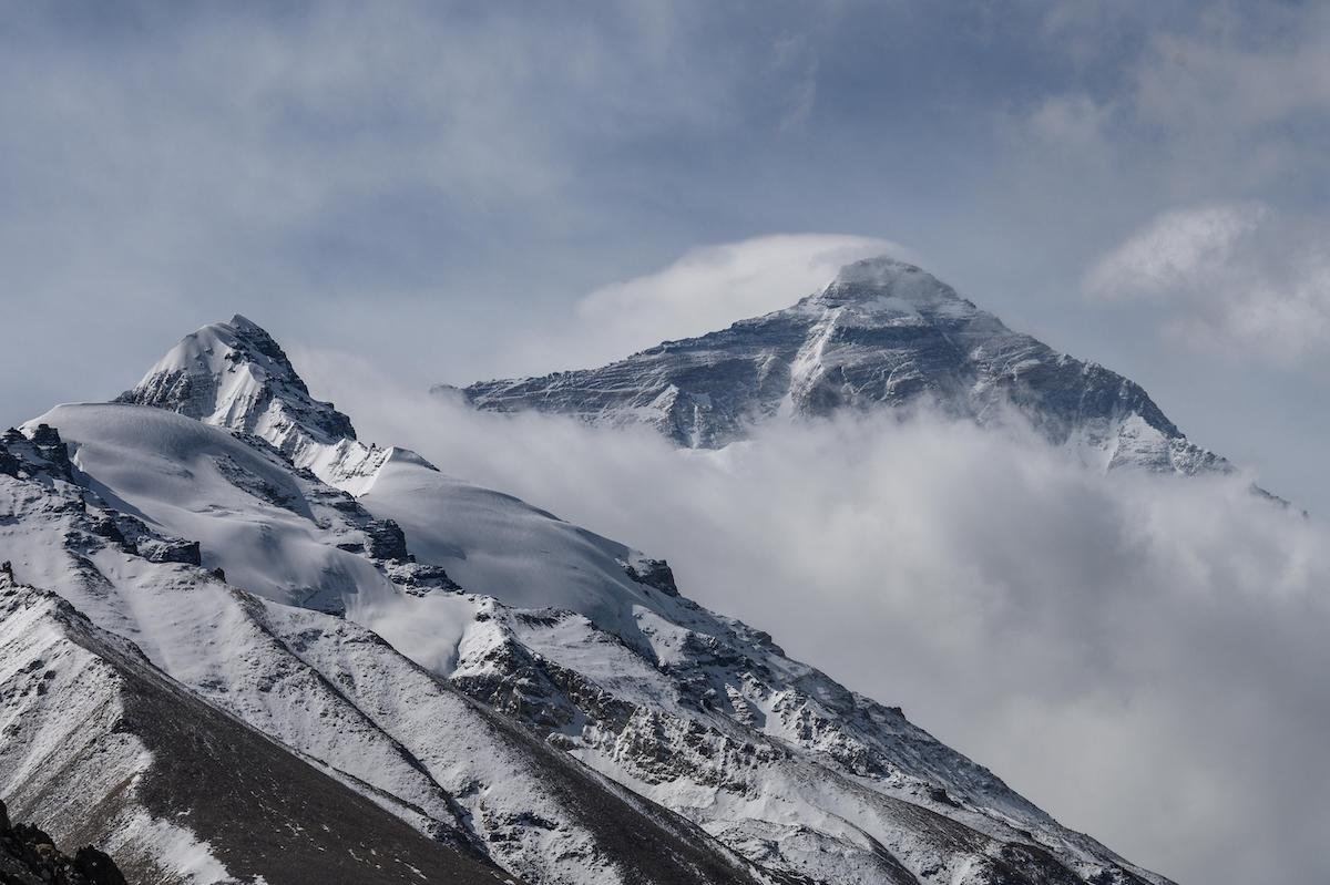 American Doctor Dies While Climbing Mount Everest - Vimarsana News