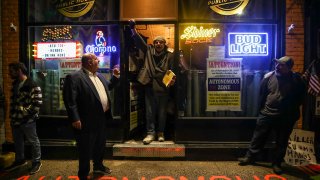Un bar de Nueva York se rebela contra las normas impuestas por el estado para evitar propagación de casos de COVID-19.
