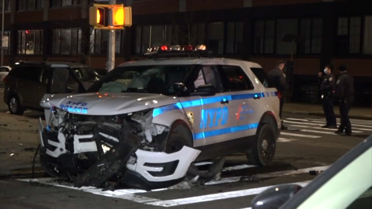 Officers Crash Cruiser Responding to Call in Queens – NBC New York