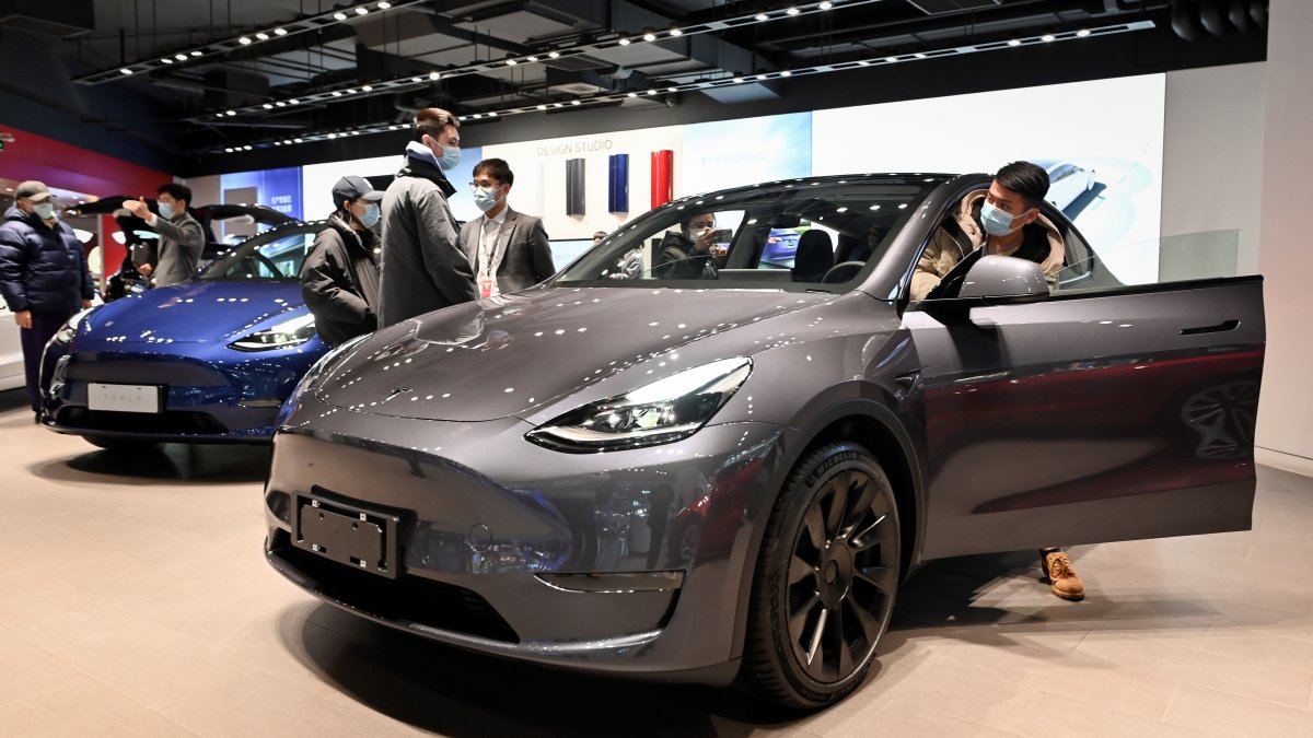 Tesla Invites More Drivers to 'Full Self-Driving Beta' Program — Read the Email Here – NBC New York - Vimarsana News