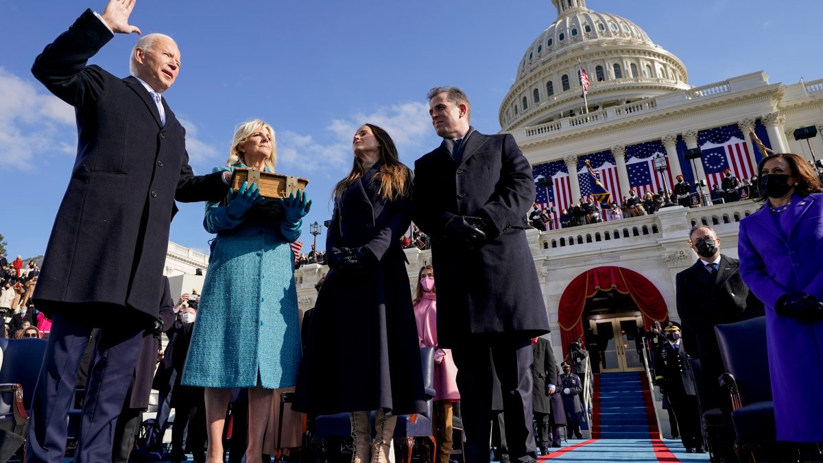 Джо байден последние новости. Джо Байден президент США 2021. Джо Байден инаугурация. Президент США Байден инаугурация. Жена Джо Байдена 2021.