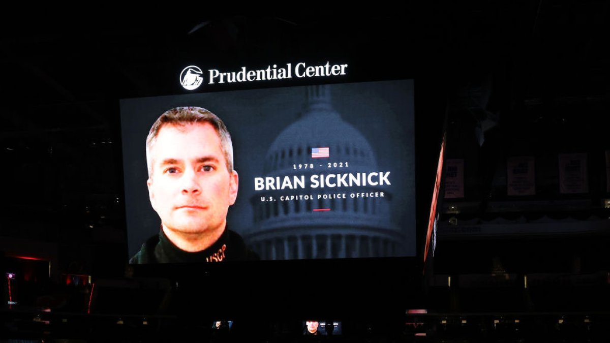 FBI Targeting Single Assailant in Death Investigation of Capitol Police