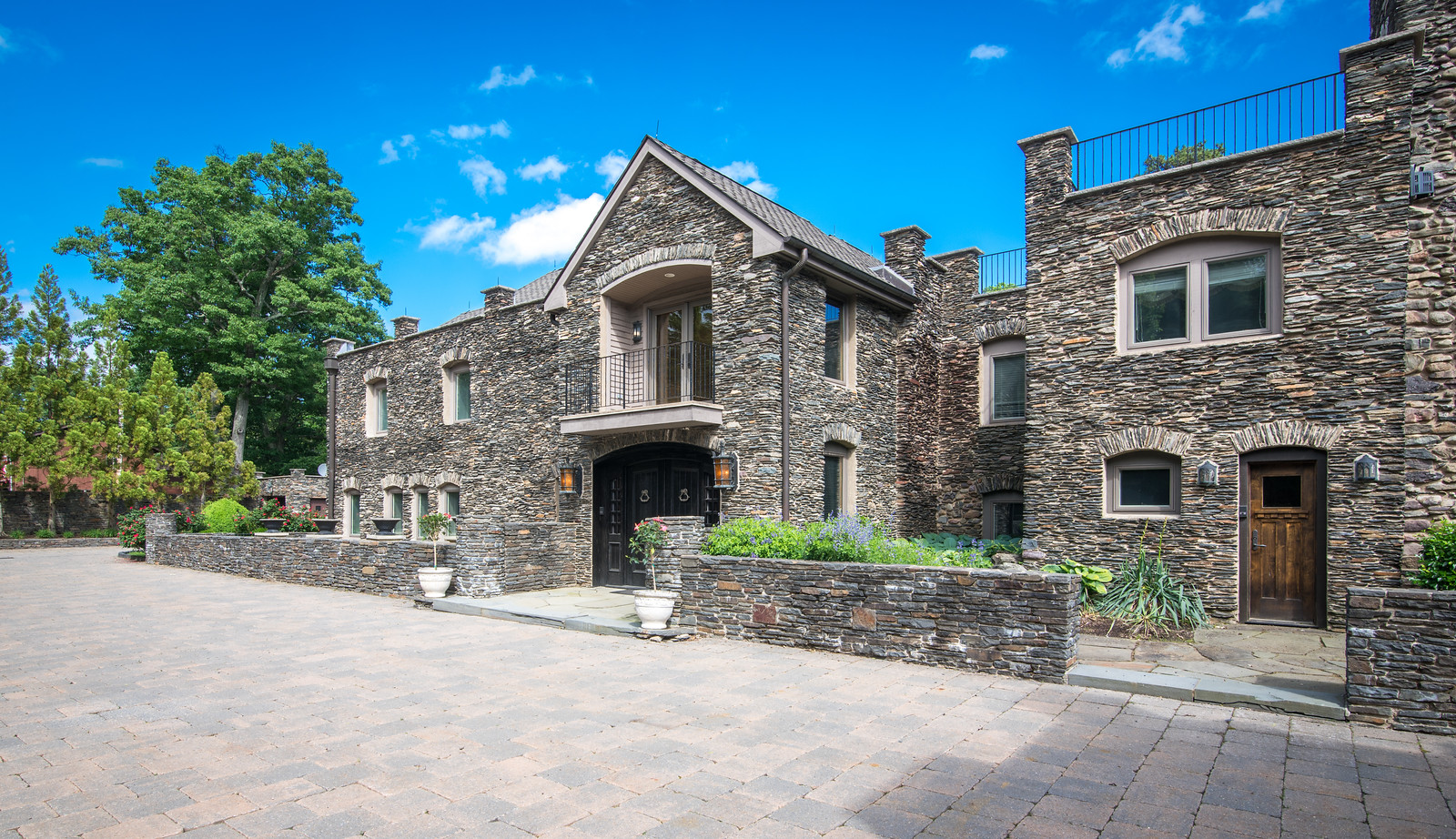 Derek Jeter, formerly of New York Yankees, is selling his NY castle