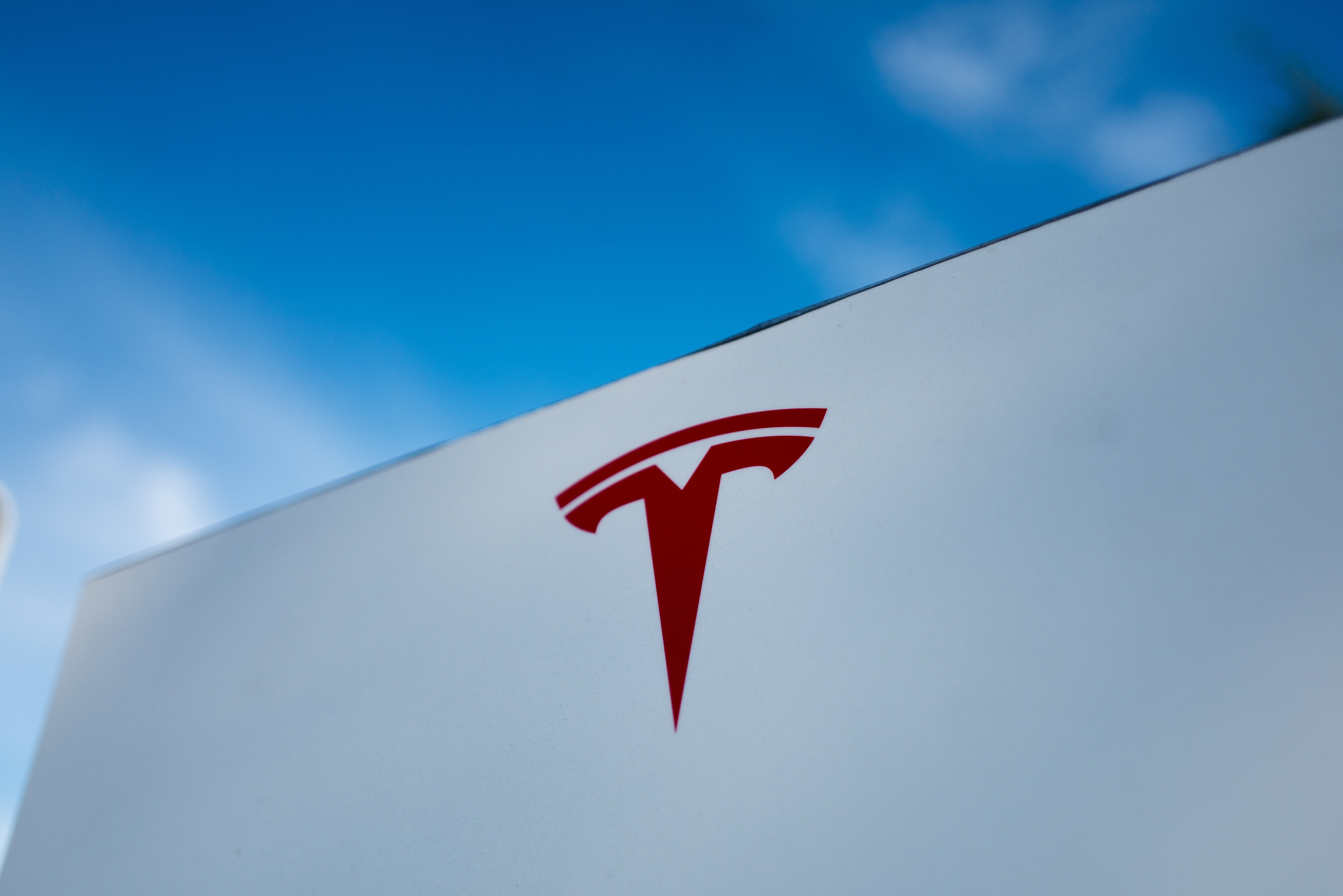 Tesla settles lawsuit over Apple engineer's death in a crash involving
its Autopilot software