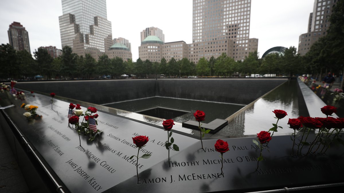 Память 9 11. Мемориал 9/11 в Нью-Йорке. Мемориал 11 сентября в Нью-Йорке. Мемориал башен близнецов в Нью-Йорке. Мемориал 911 в Нью-Йорке.