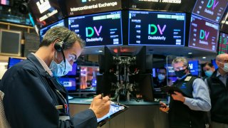 Traders working at the New York Stock Exchange (NYSE), today, Wednesday, April 21, 2021.