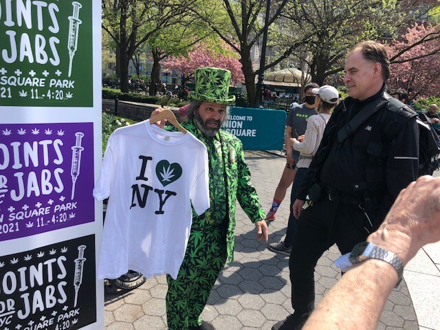 Joints For Jabs Hands Out Weed To Vaccinated Adults In Nyc On 4 Nbc New York Joints For Jabs Hands Out Weed To Vaccinated Adults In Nyc On 4 Nbc New York