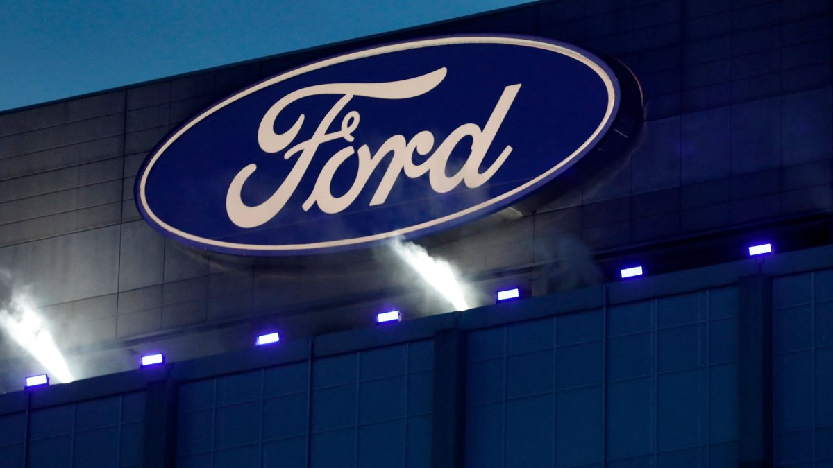 Ford Recalls SUVs Due to Engine Fire Risk, F-Series Trucks Over Faulty Airbags – Gadget Clock