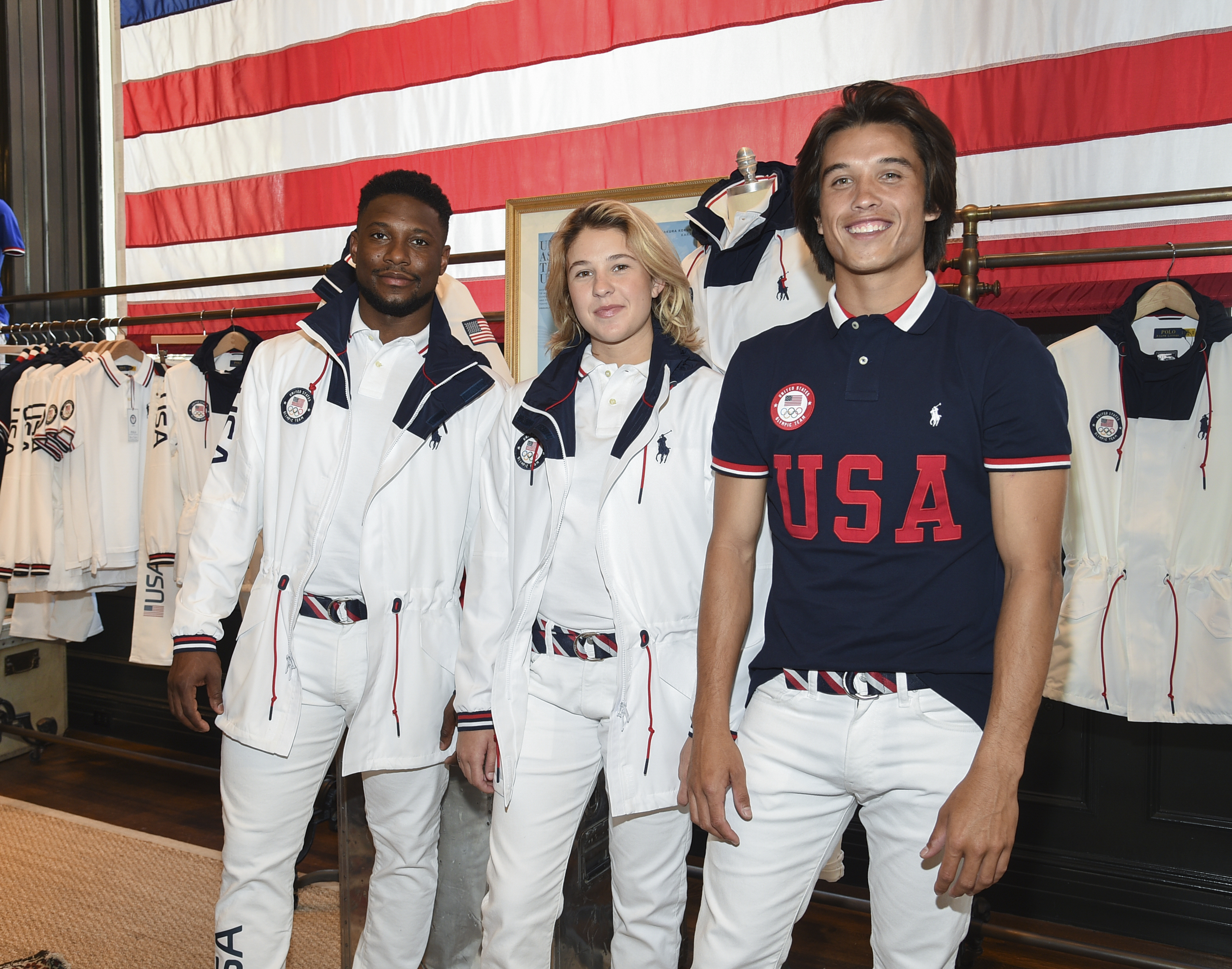 sportivii Daryl Homer (Scrimă), din stânga, Jordyn Barratt (Skateboard) și Heimana Reynolds (Skateboard) participă la ceremonia olimpică de închidere a echipei SUA Tokyo dezvelirea uniformei la magazinul Ralph Lauren SoHo pe 13 aprilie 2021, în New York.