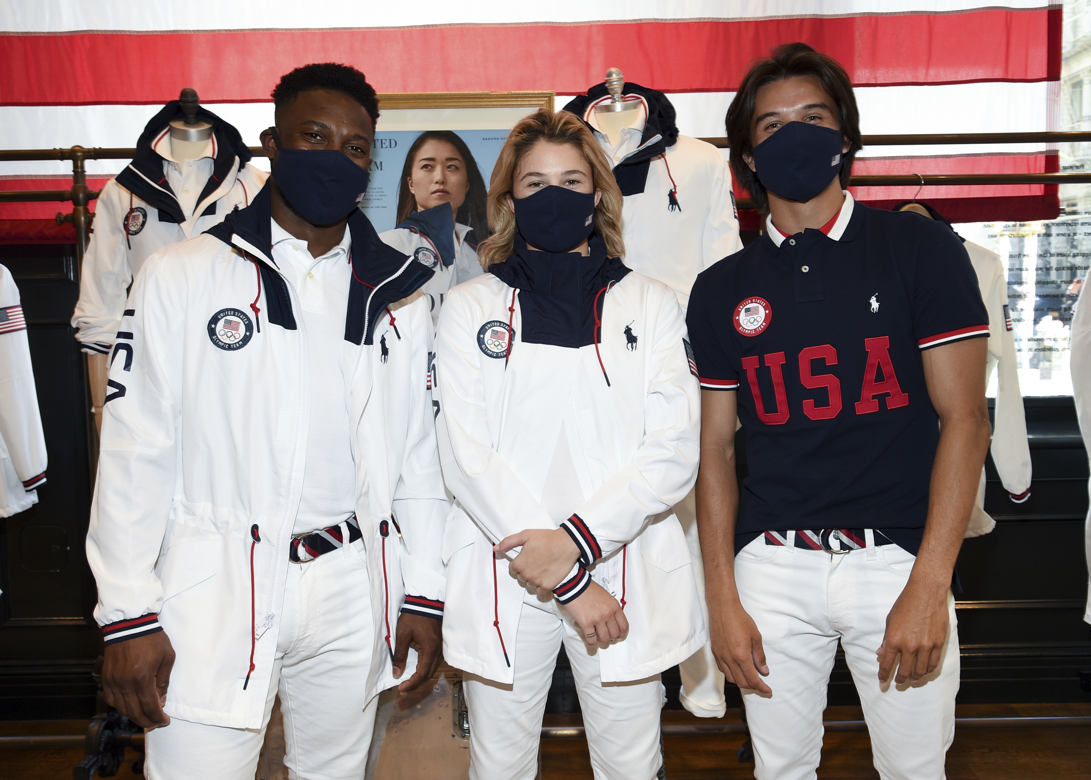 sportolók Daryl Homer (vívás), balról, Jordyn Barratt (gördeszka) és Heimana Reynolds (gördeszka) részt vesz a Team USA Tokyo Olimpiai záróünnepség egységes leleplezése a Ralph Lauren SoHo Store április 13, 2021, New York City.