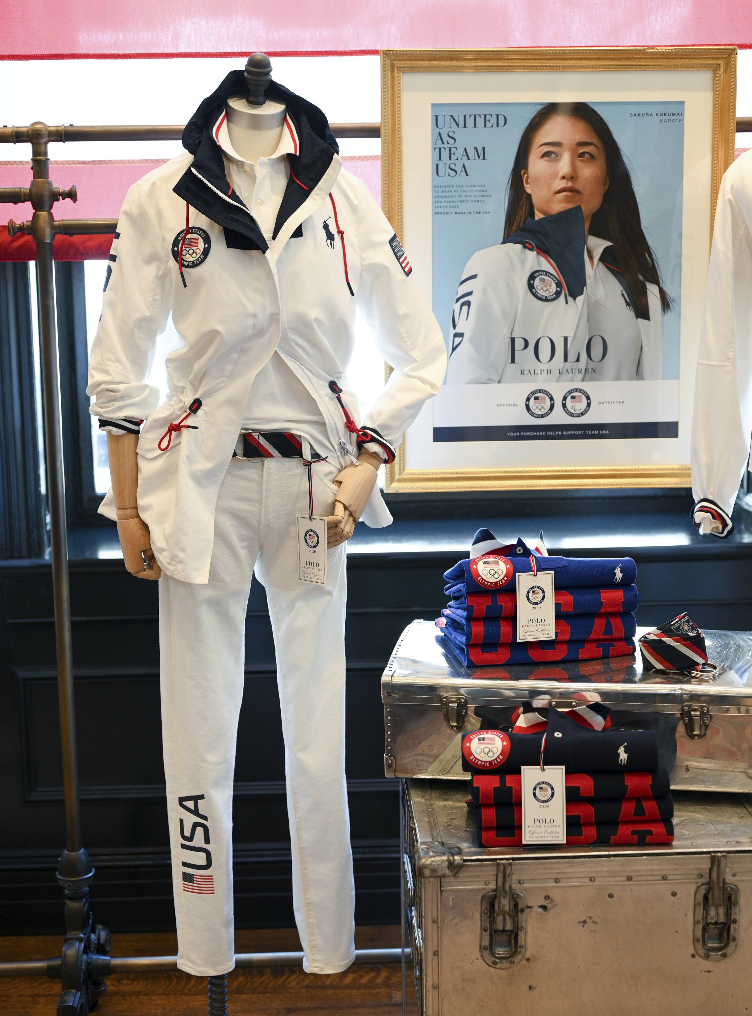  Les uniformes de la cérémonie de clôture des Jeux olympiques de Tokyo de l'équipe AMÉRICAINE sont exposés lors du dévoilement au magasin Ralph Lauren SoHo le 13 avril 2021 à New York.