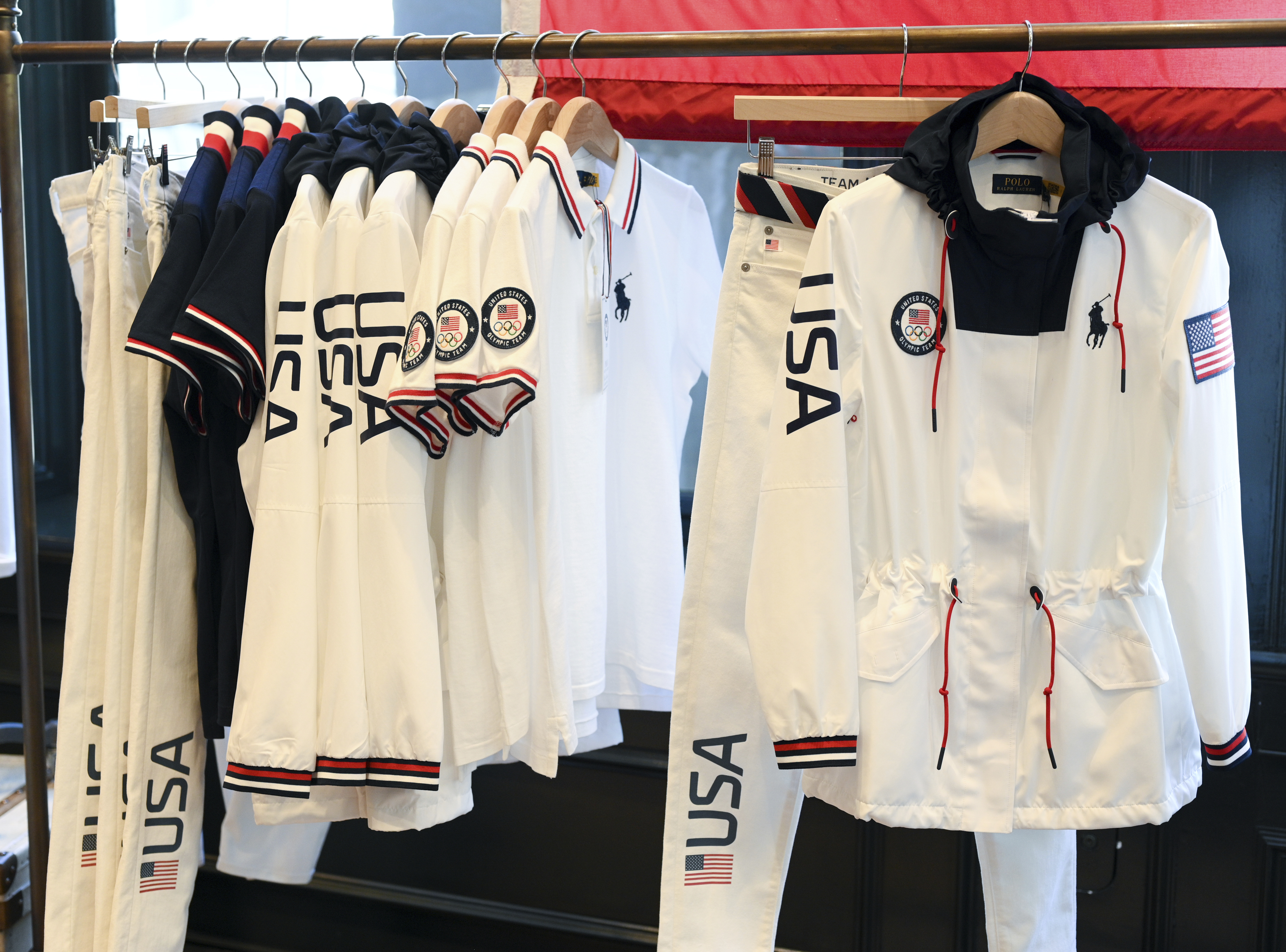 Los uniformes de la ceremonia de clausura de los Juegos Olímpicos de Tokio del Equipo de Estados Unidos se exhiben durante la inauguración en la Tienda Ralph Lauren SoHo el 13 de abril de 2021, en la ciudad de Nueva York.