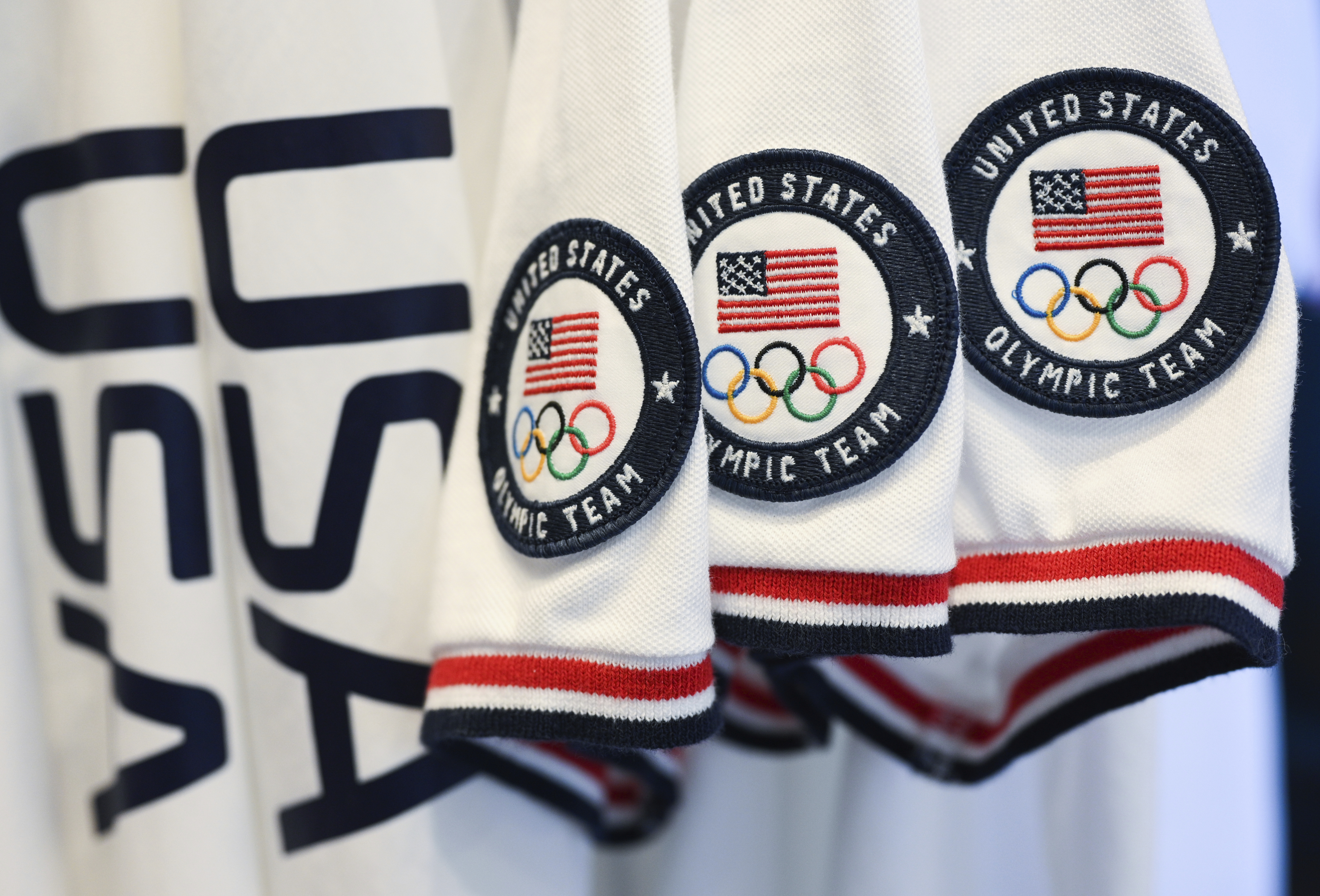 Los uniformes de la ceremonia de clausura de los Juegos Olímpicos de Tokio del Equipo de Estados Unidos se exhiben durante la inauguración en la Tienda Ralph Lauren SoHo el 13 de abril de 2021, en la ciudad de Nueva York.