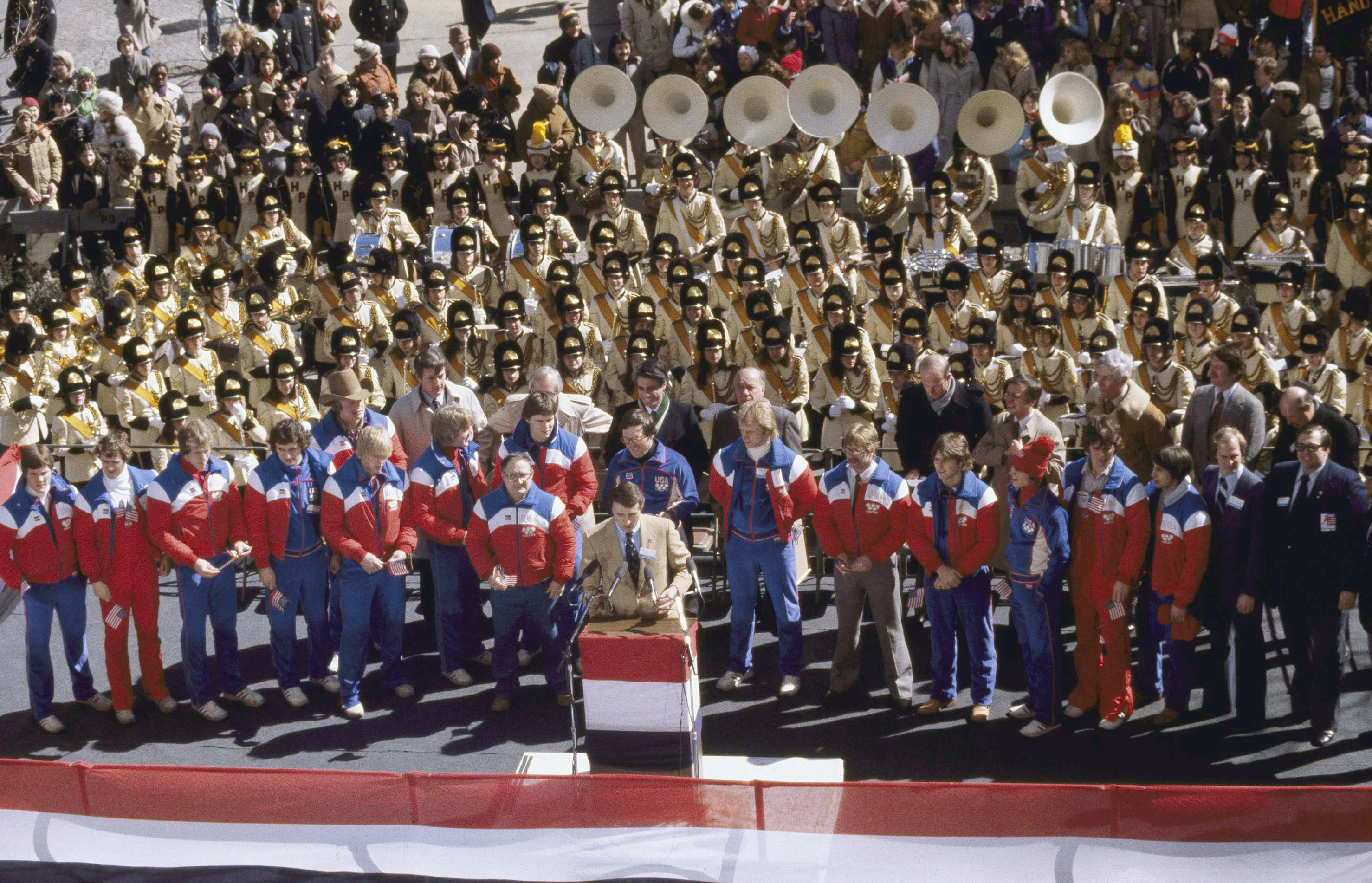  Die U.S. Olympic Hockey Team versammelten sich in New York Grand Army Plaza am 3. März 1980.