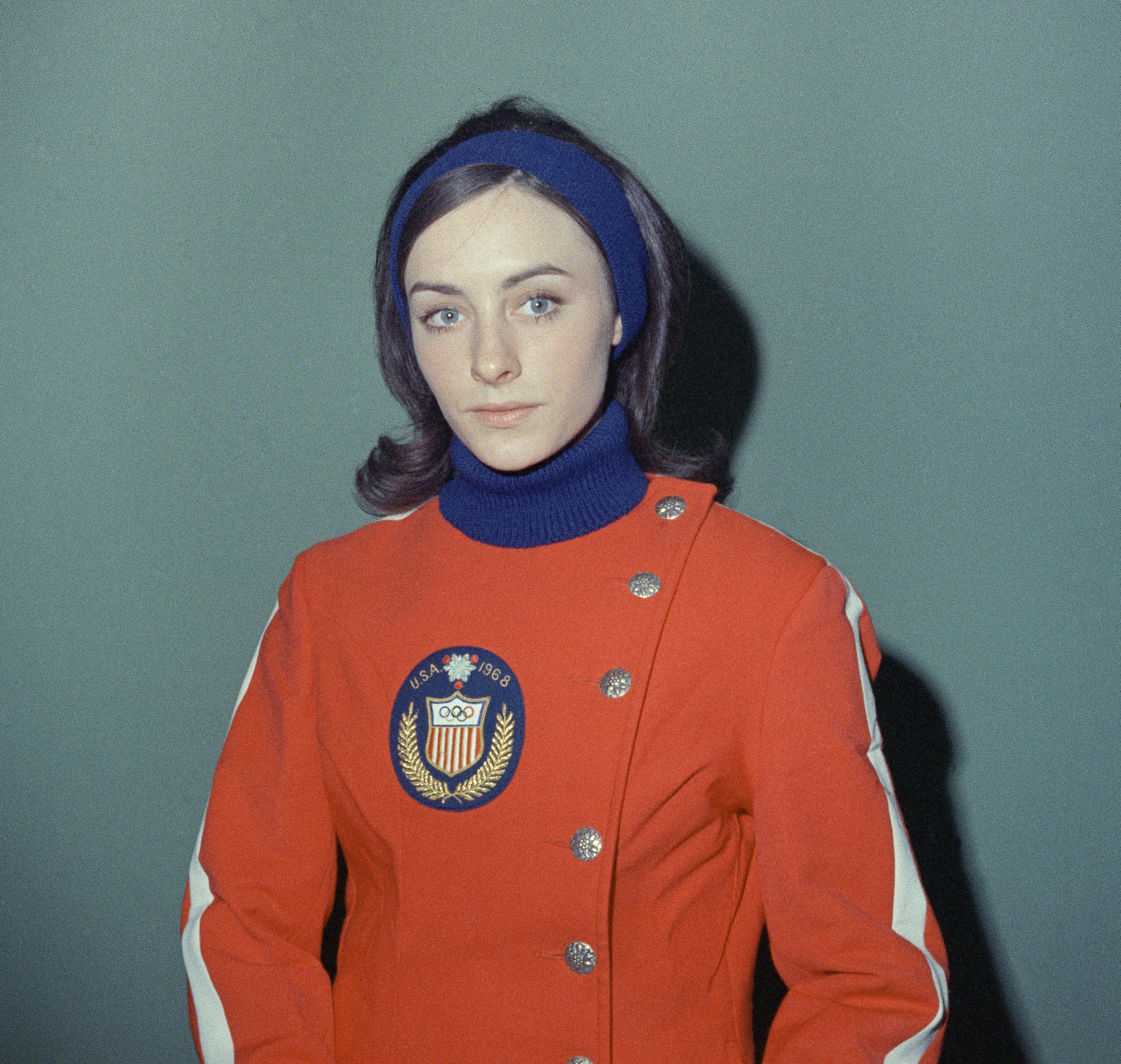 La campeona nacional y miembro del equipo olímpico de patinaje artístico Peggy Fleming de Boulder Springs, Colorado, usa su uniforme de desfile olímpico durante una sesión de prueba el día de enero. 22, 1968.