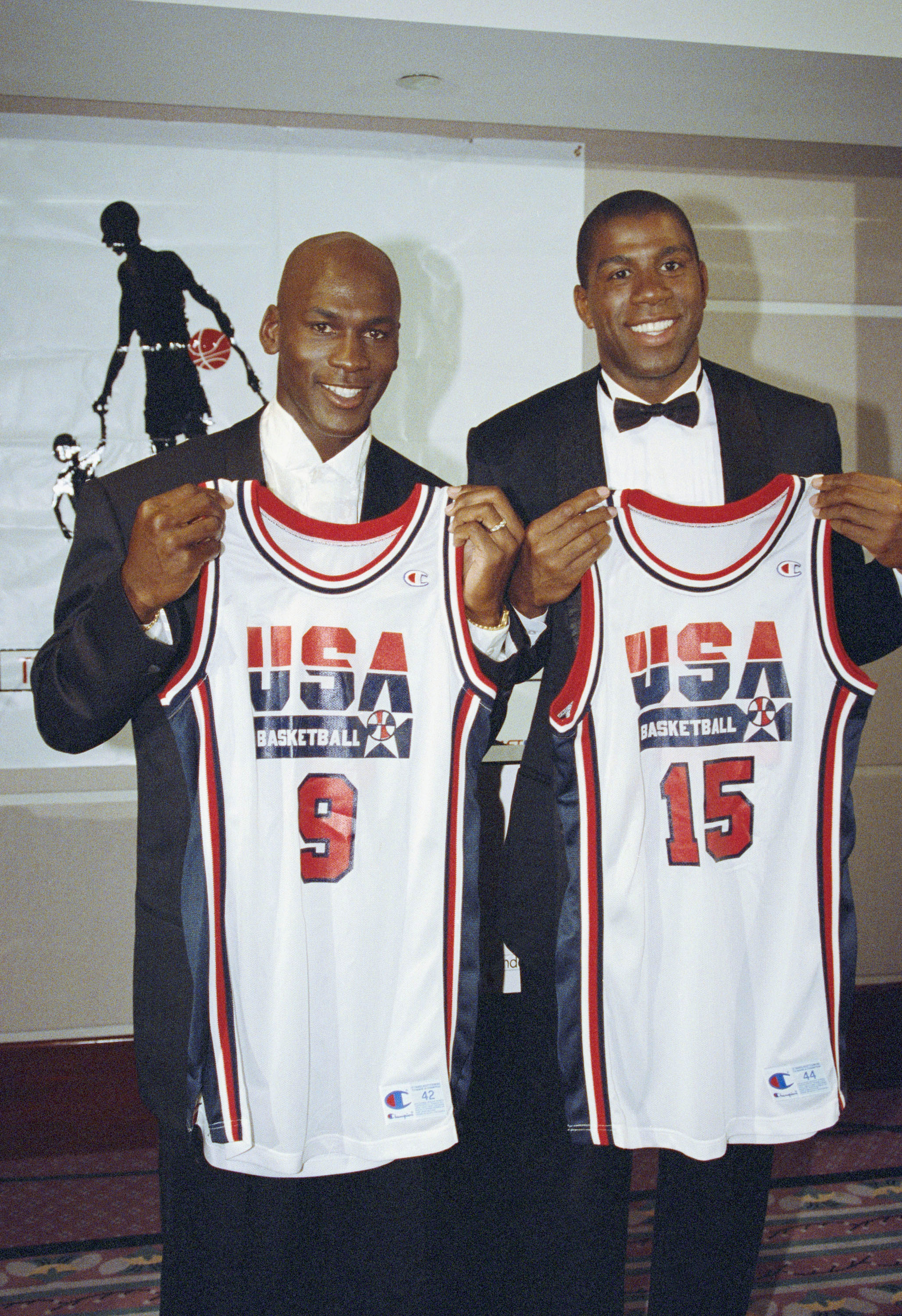 Michael Jordan, stânga, din Chicago Bulls și Earvin" Magic " Johnson din Los Angeles Lakers își sportează noile uniforme pentru echipa olimpică de baschet din SUA din 1992 în septembrie. 21, 1991, în Chicago, Illinois.