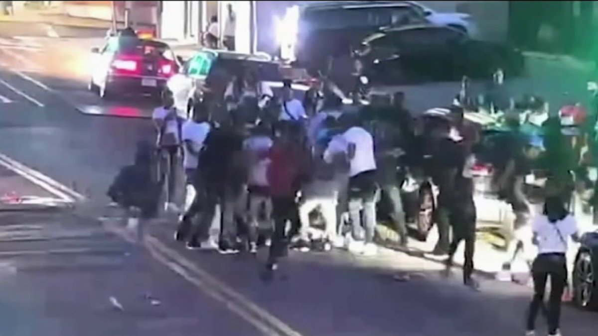 Yonkers Police Search For Group Of Suspects Who Viciously Beat Victim On Street Nbc New York