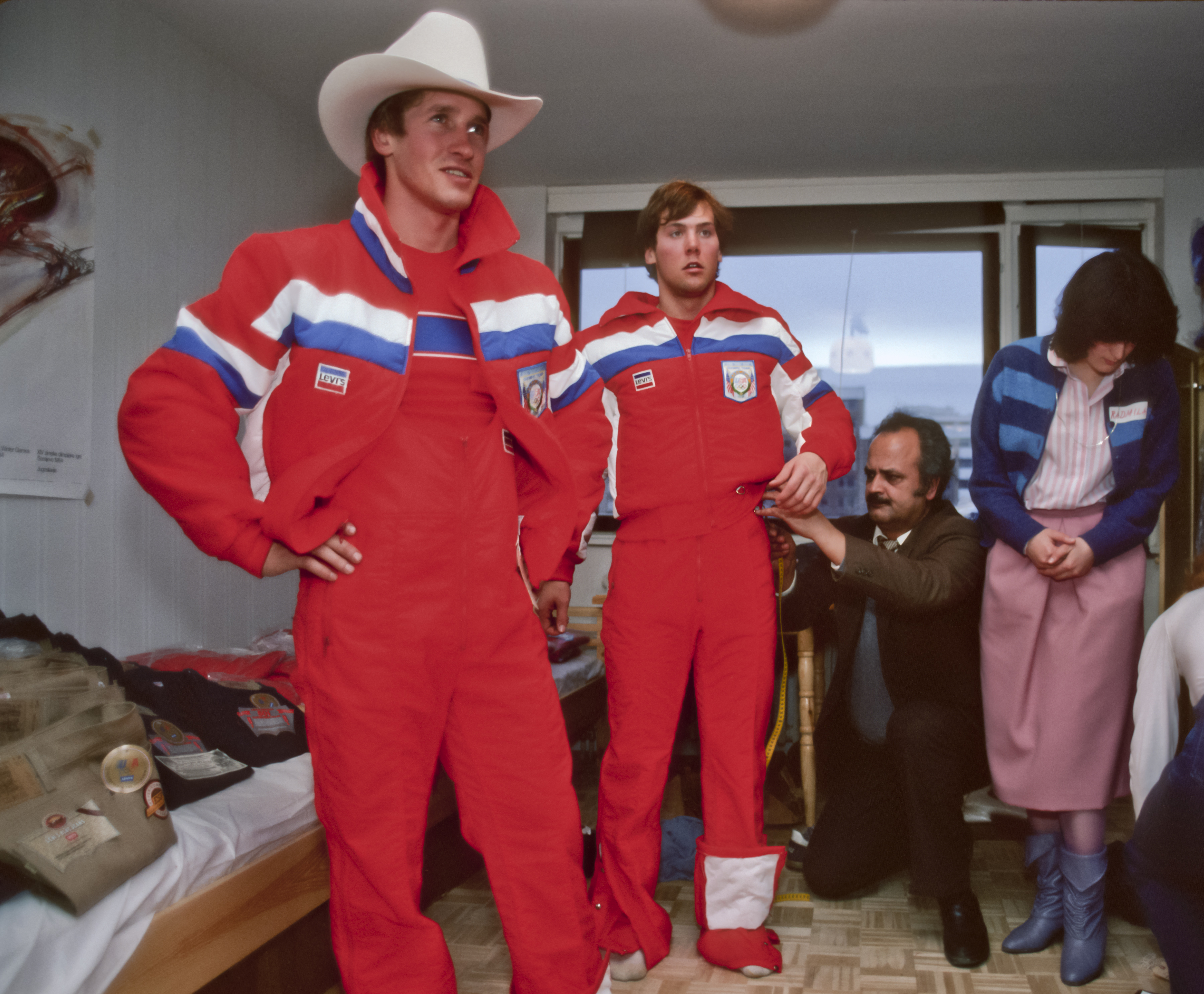 Skiløpere Bill Johnson (iført hatt) og Doug Lewis fra Usas Olympiske Lag prøver På Sine Olympiske uniformer før Vinter-Ol 1984 holdt I Sarajevo, Jugoslavia.