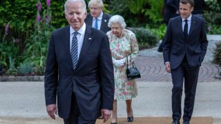 US President Joe Biden (L), Britain's Prime Minister Boris Johnson (2nd L), Britain's Queen Elizabeth II (C) and France's President Emmanuel Macron (R) arrive for a family phtotograph during a reception at The Eden Project in south west England on June 11, 2021.