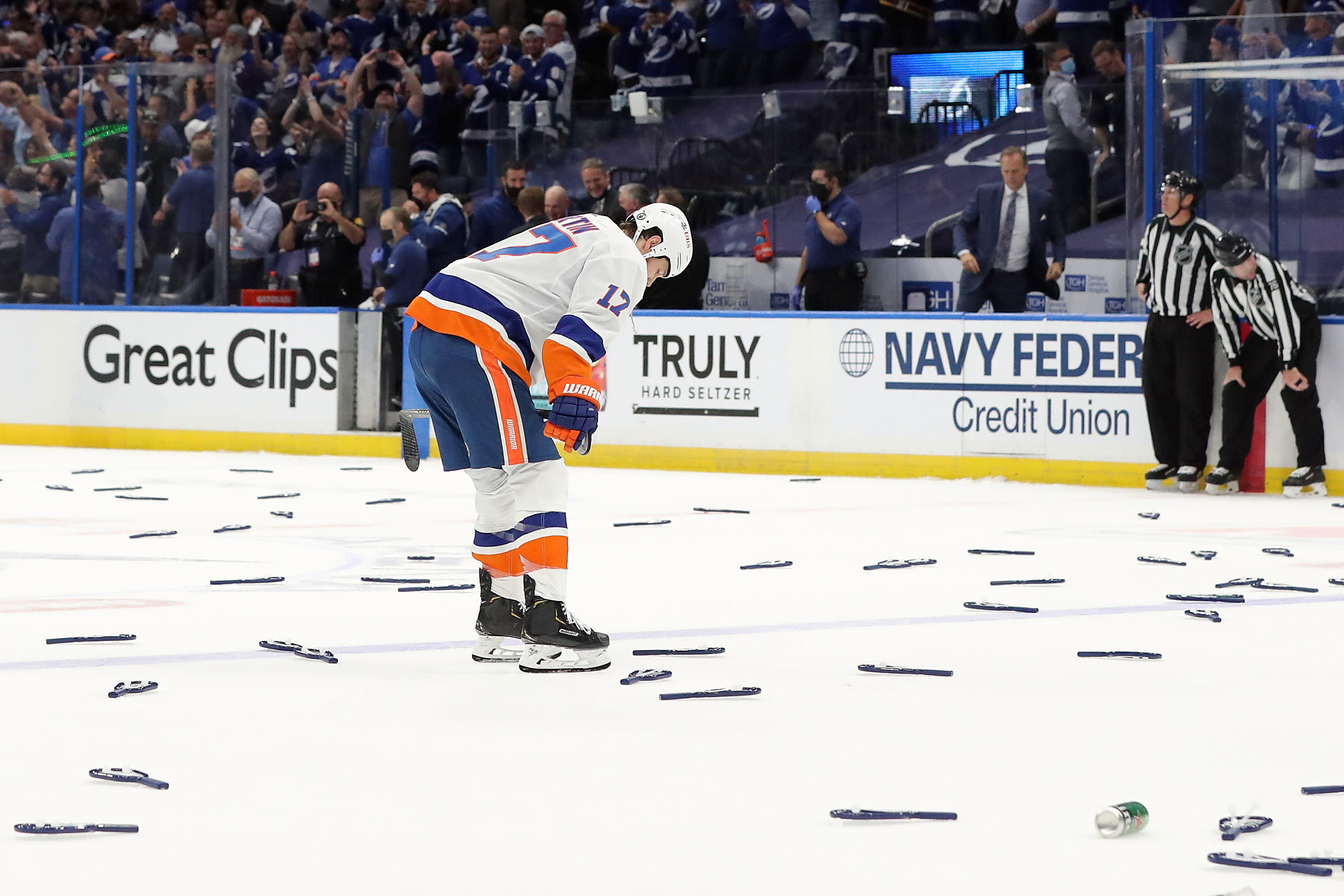 Islanders eliminate Bruins, return to Stanley Cup semifinals