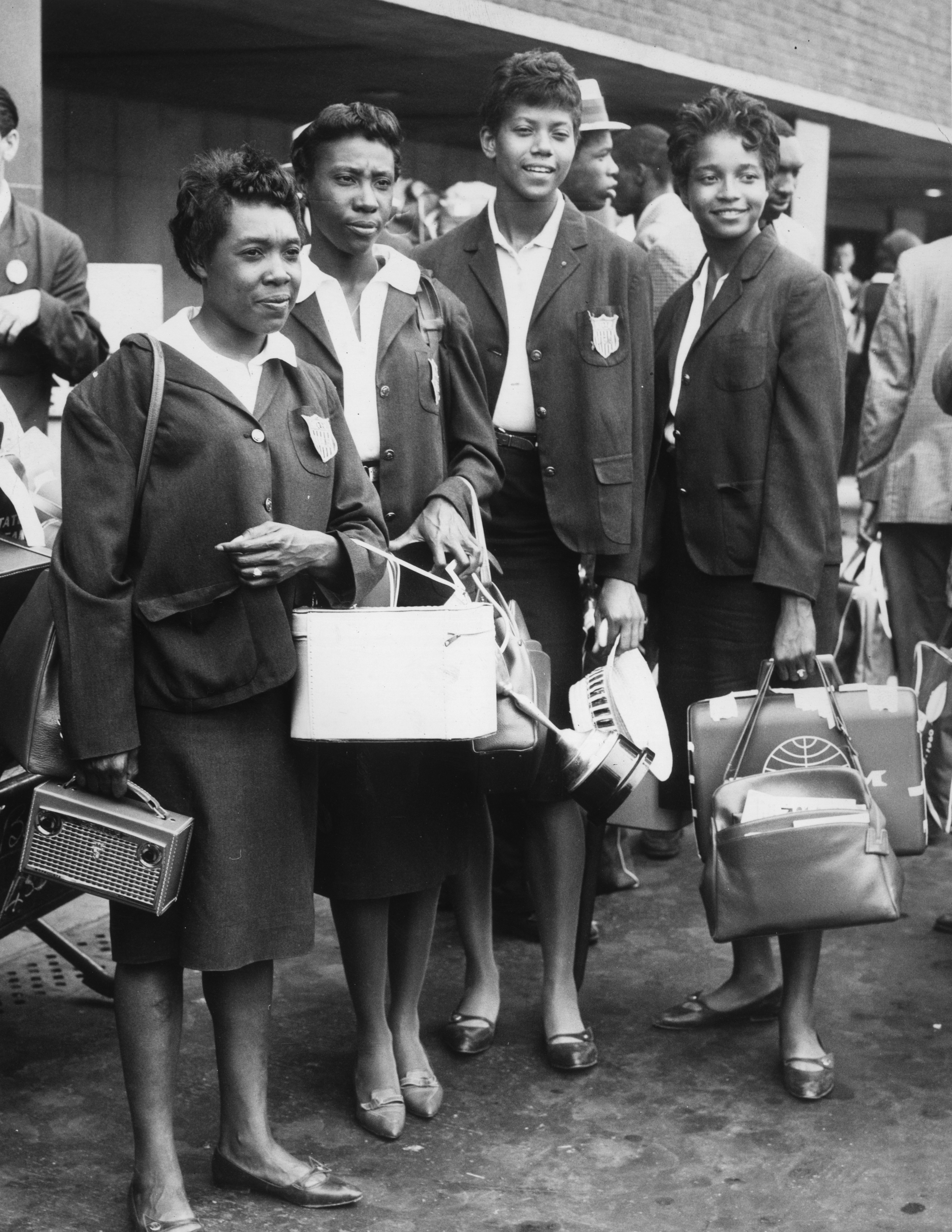 a Tennessee Tiger Belles, az amerikai atlétikai csapat, amely három aranyérmet gyűjtött az 1960-as olimpiai játékokon, Rómából érkezik a londoni repülőtérre a Nemzetközösség kontra USA atlétikai találkozóra szeptemberben. 12. 1960. Balról jobbra Martha Hudson, Lucinda Williams, Wilma Rudolph és Barbara Jones.