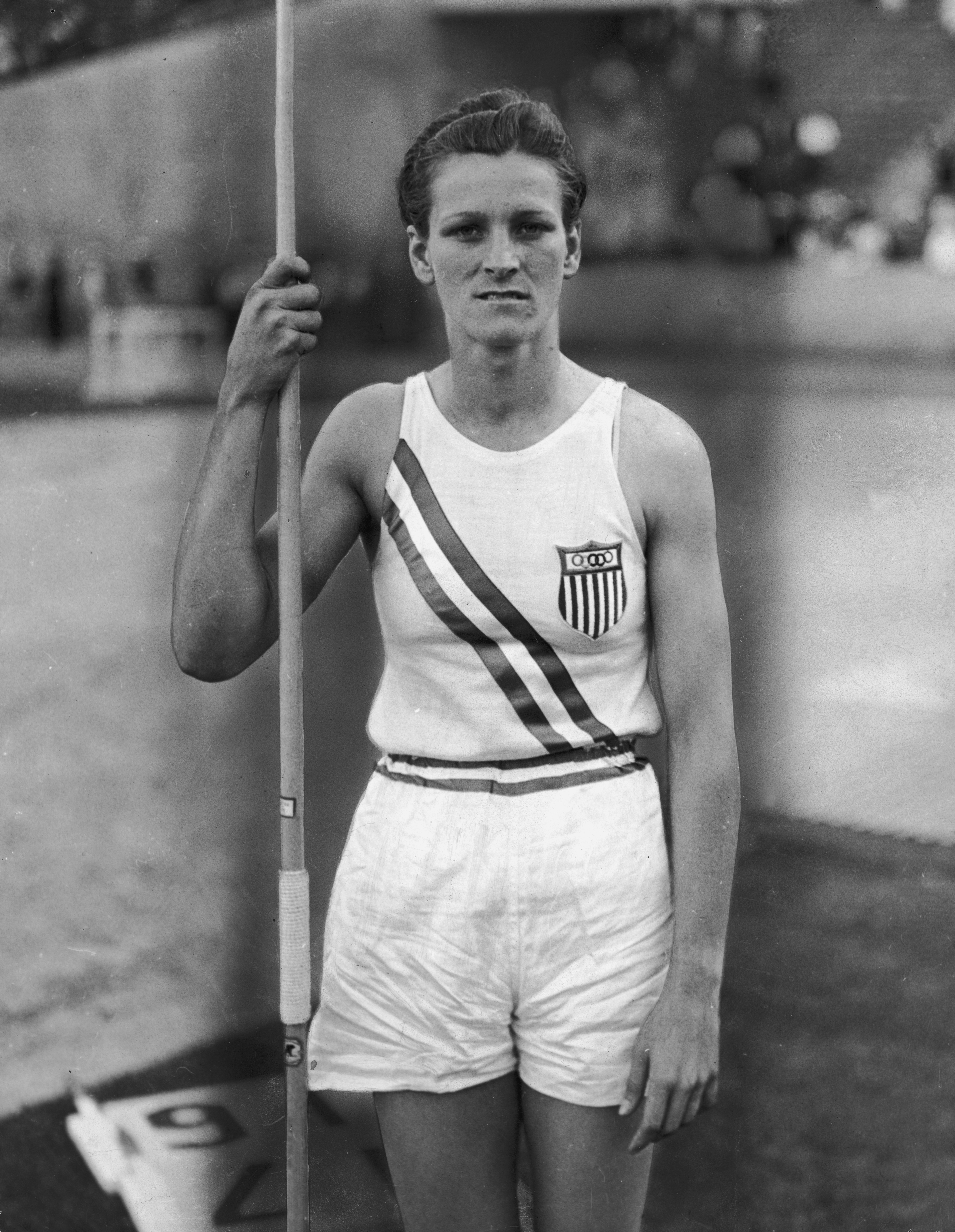 Retrato de la atleta estadounidense Babe Didrikson Zaharias en 1932 sosteniendo una jabalina y vistiendo su uniforme olímpico en Los Ángeles, California. Babe estableció un nuevo récord mundial con su lanzamiento de jabalina en el evento.