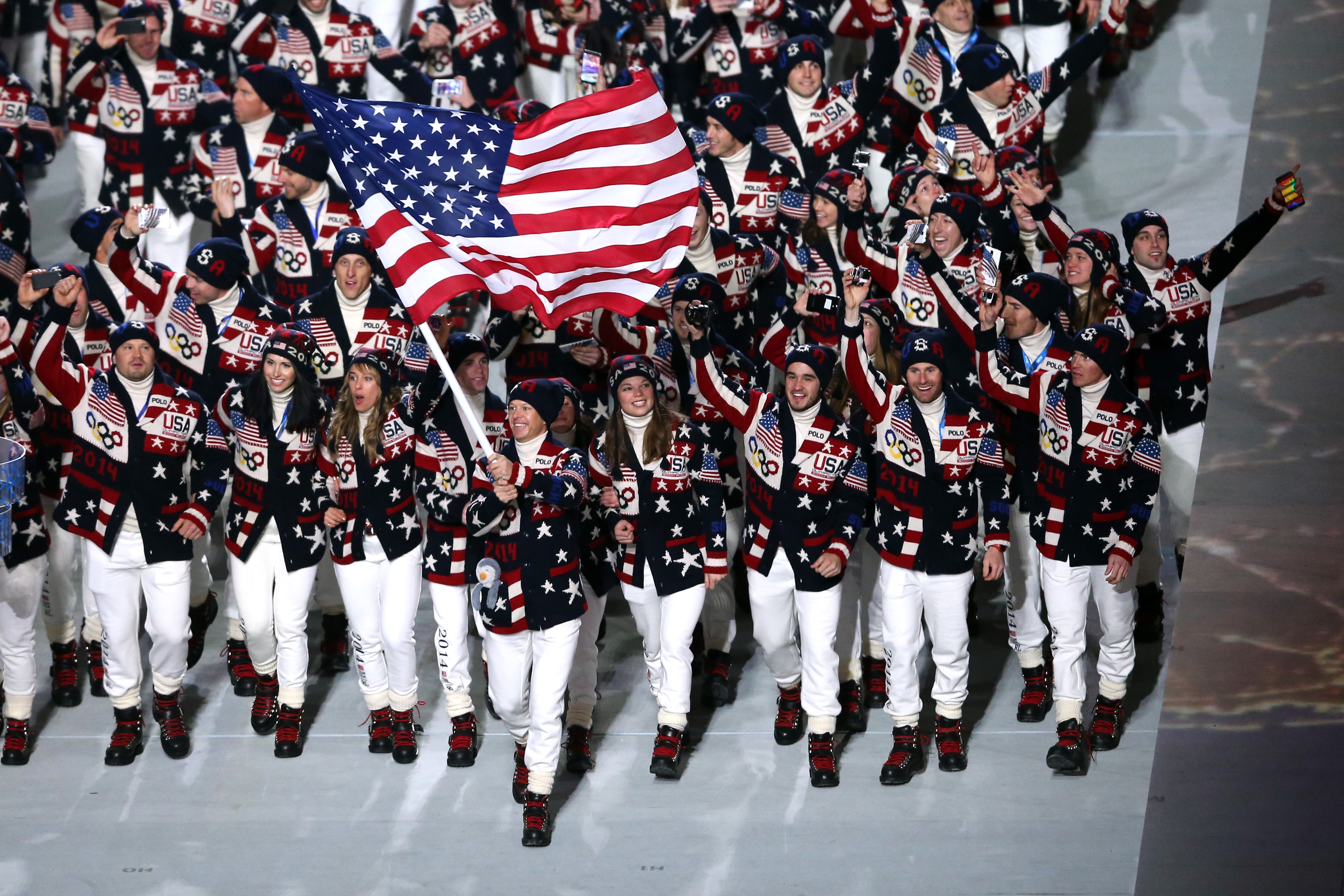  Le skieur de combiné nordique Todd Lodwick, de l'équipe olympique des États-Unis, porte le drapeau de son pays lors de la cérémonie d'ouverture des Jeux Olympiques d'hiver de Sotchi 2014, en février. 7, 2014, à Sotchi, Russie.