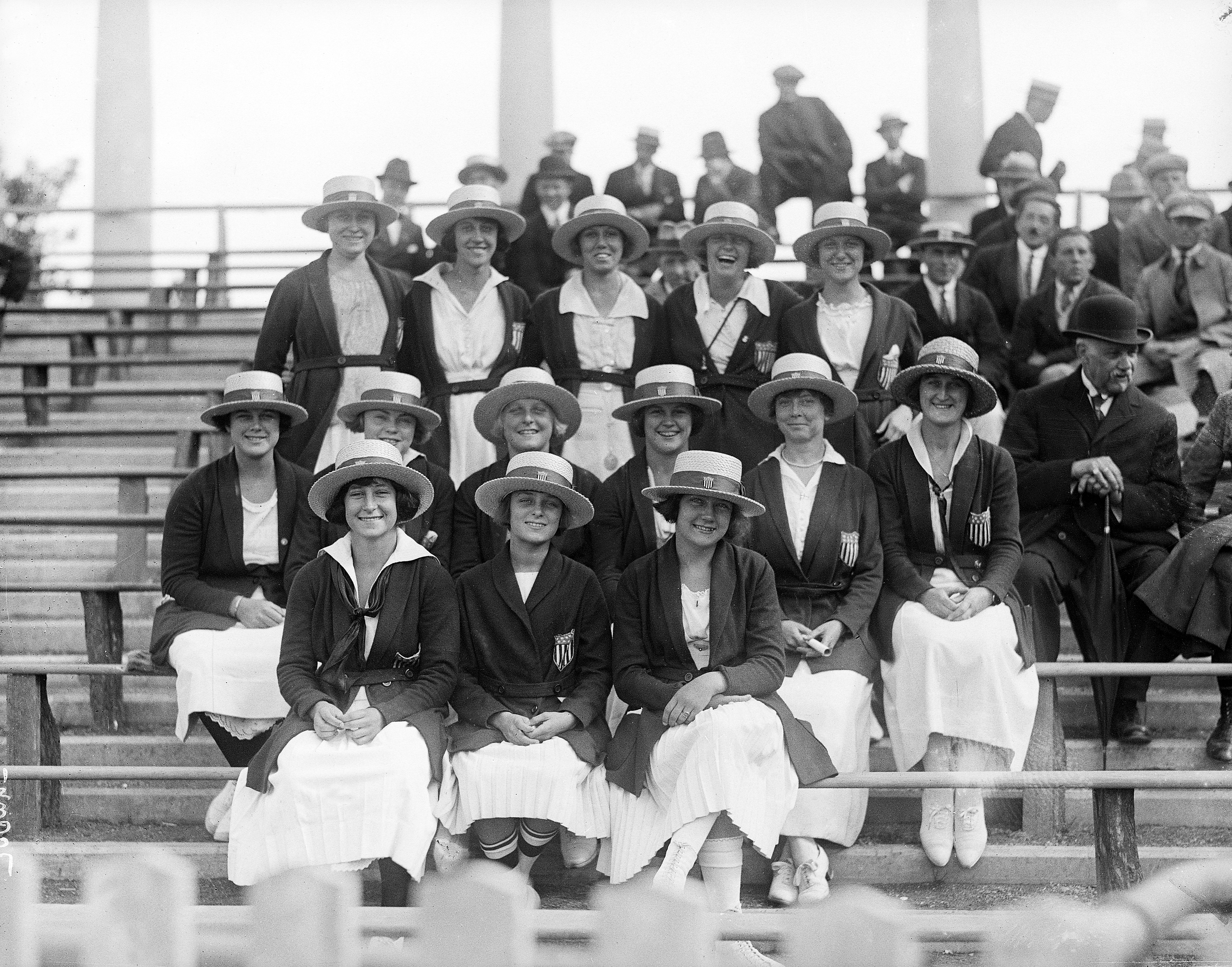 Antverpy, Belgie: obrázek ukazuje skupinu amerických olympijských sportovců, kteří společně pózují v uniformách v listopadu. 5, 1920.