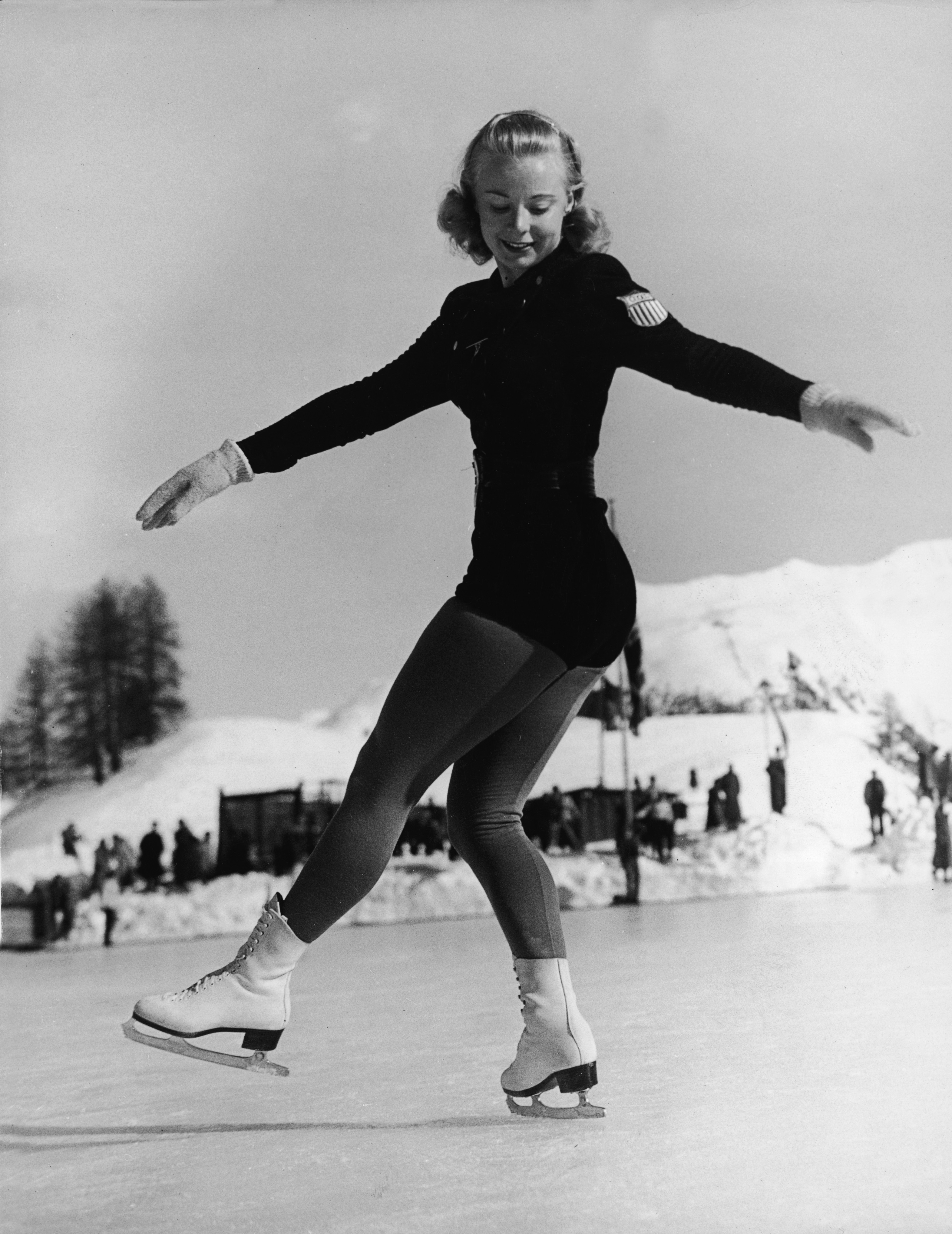 Pattinatrice americana Gretchen Merrill sul ghiaccio durante la sua performance nel concorso di pattinaggio di figura femminile ai Giochi Olimpici di St. Moritz, Svizzera, Febbraio. 6, 1948. Merril ha terminato l'evento all ' 8 ° posto.