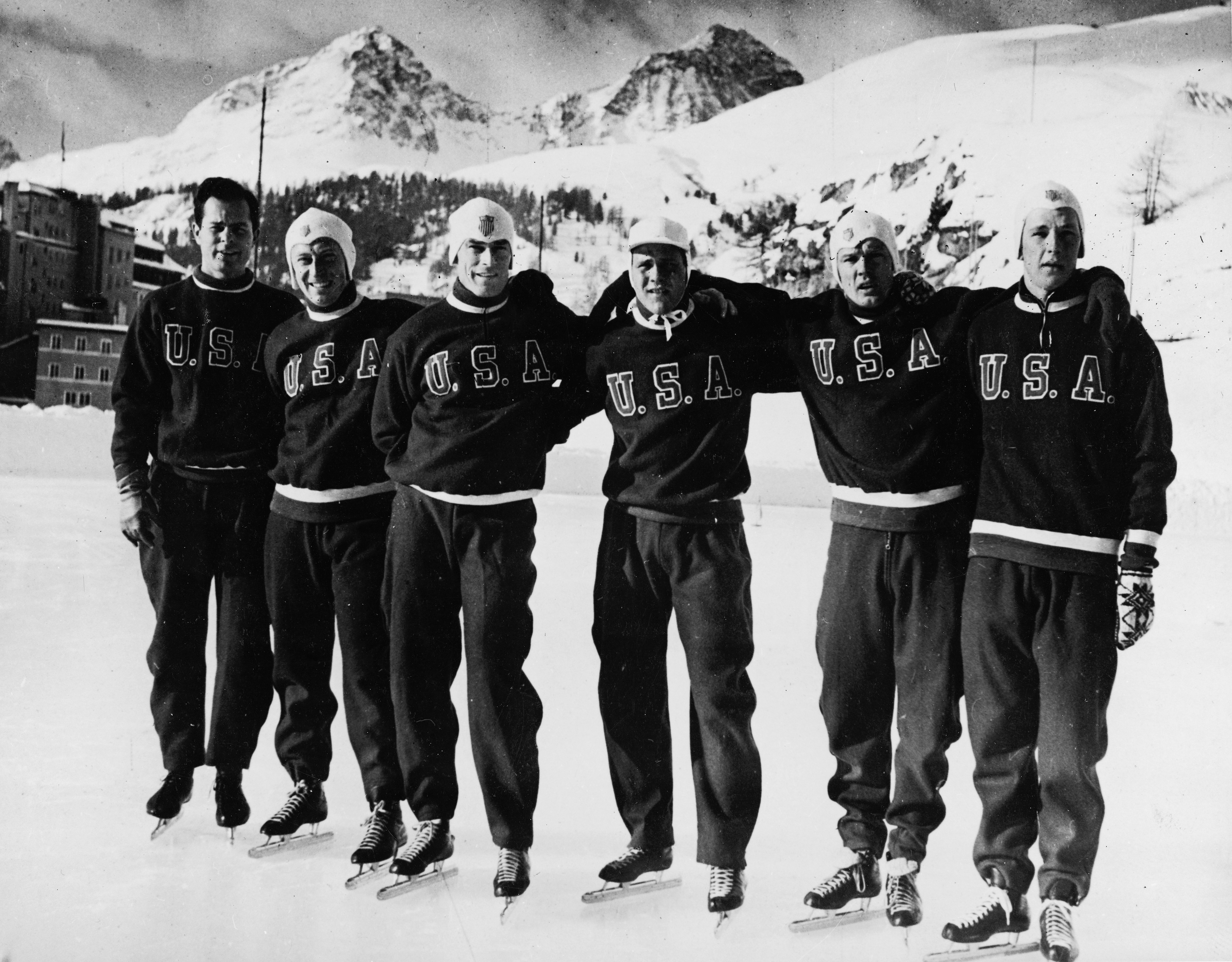 Ritratto della squadra olimpica statunitense di pattinaggio di velocità su una pista all'aperto poco dopo l'arrivo a St. Moritz per i Giochi Olimpici invernali del 1948, St. Moritz, Svizzera, gennaio 1948.