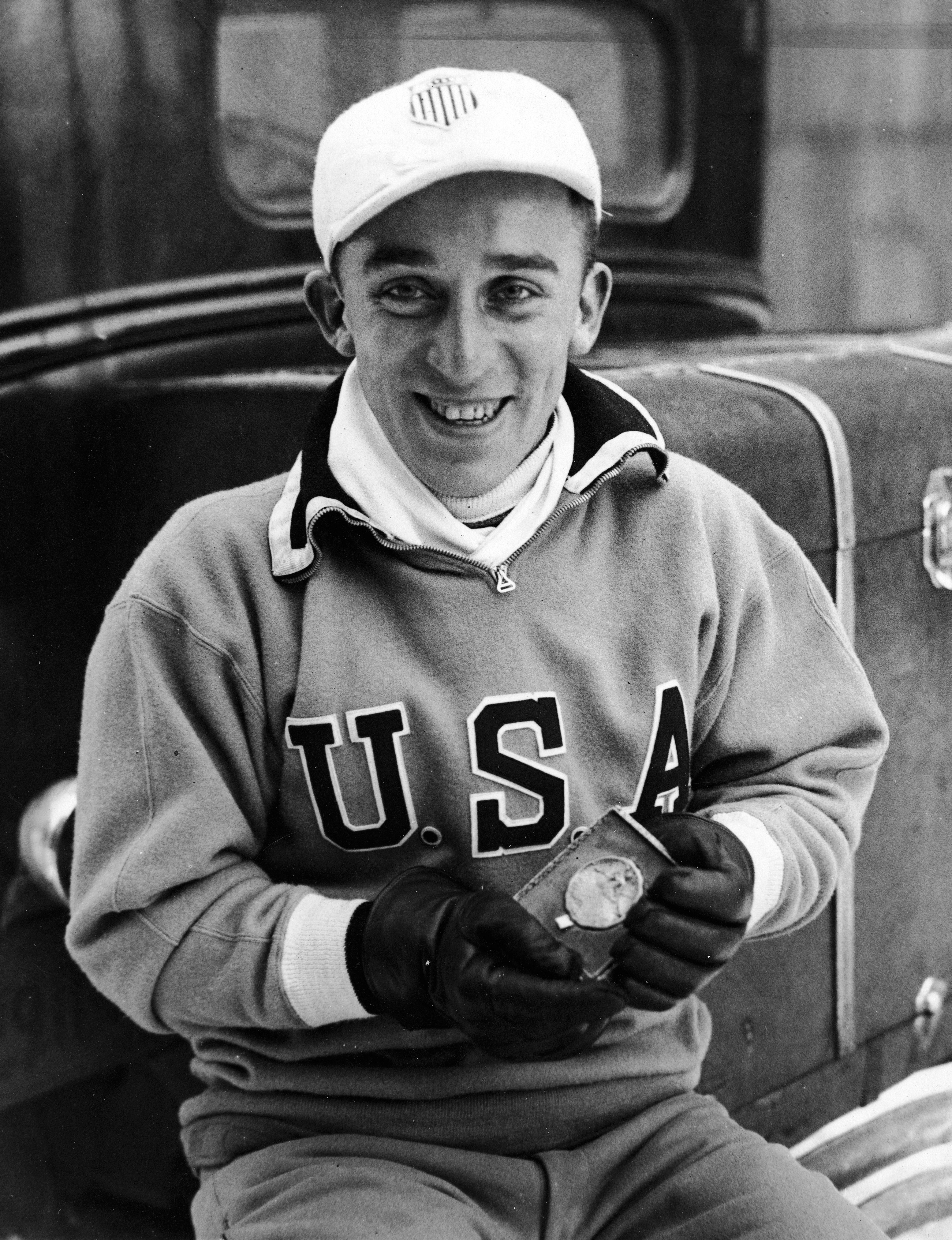 amerikansk skridskoåkare Irving Jaffee håller sin guldmedalj efter att ha vunnit Herrarnas 10 000 meter skridskoåkning vid Vinter-OS 1932, Lake Placid, New York, den Feb. 9, 1932.