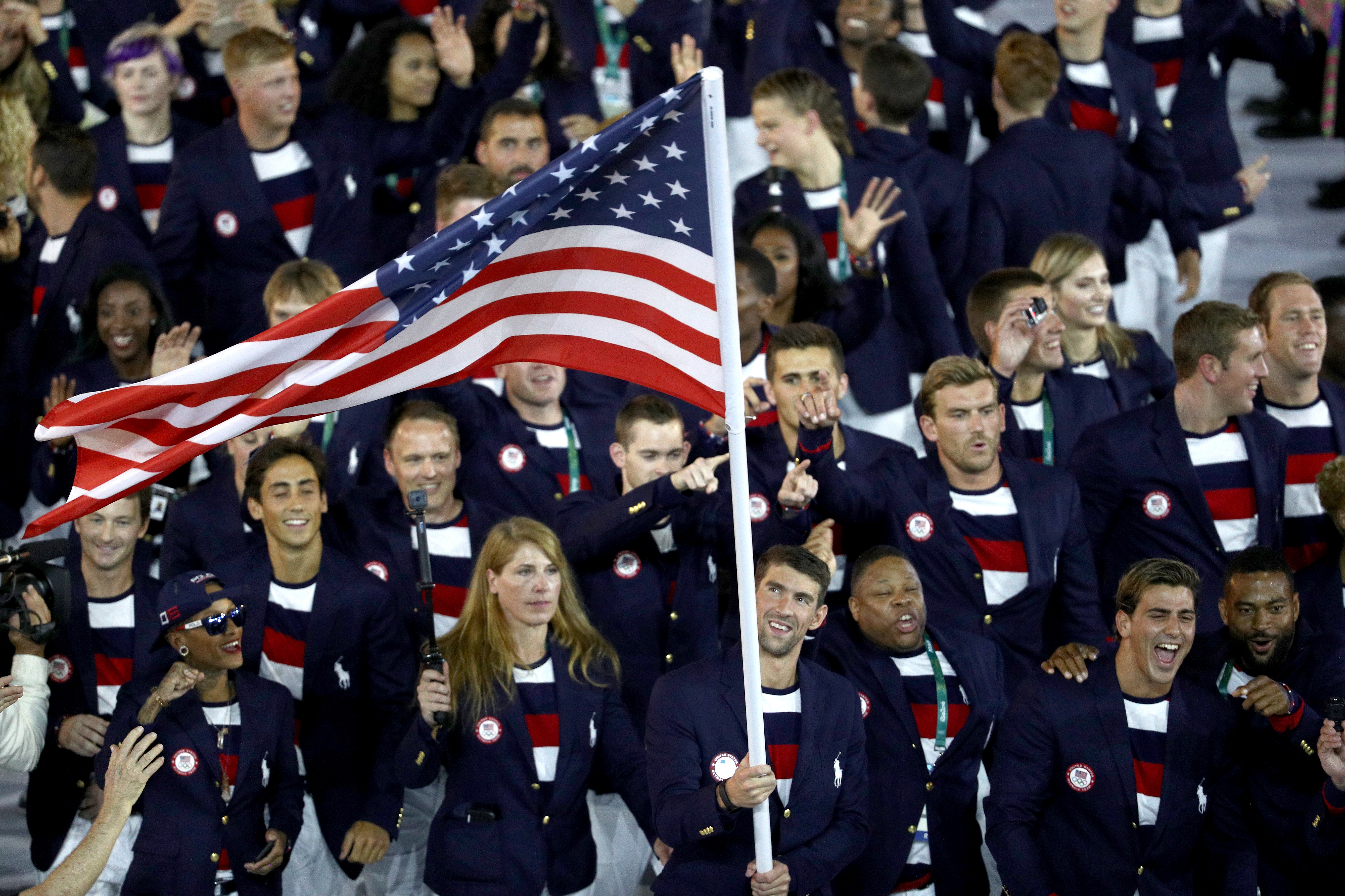 El portador de la bandera Michael Phelps de los Estados Unidos lidera a los Estados Unidos Equipo Olímpico durante la Ceremonia de Apertura de los Juegos Olímpicos de Río 2016 en agosto. 5, 2016, en Río de Janeiro, Brasil.