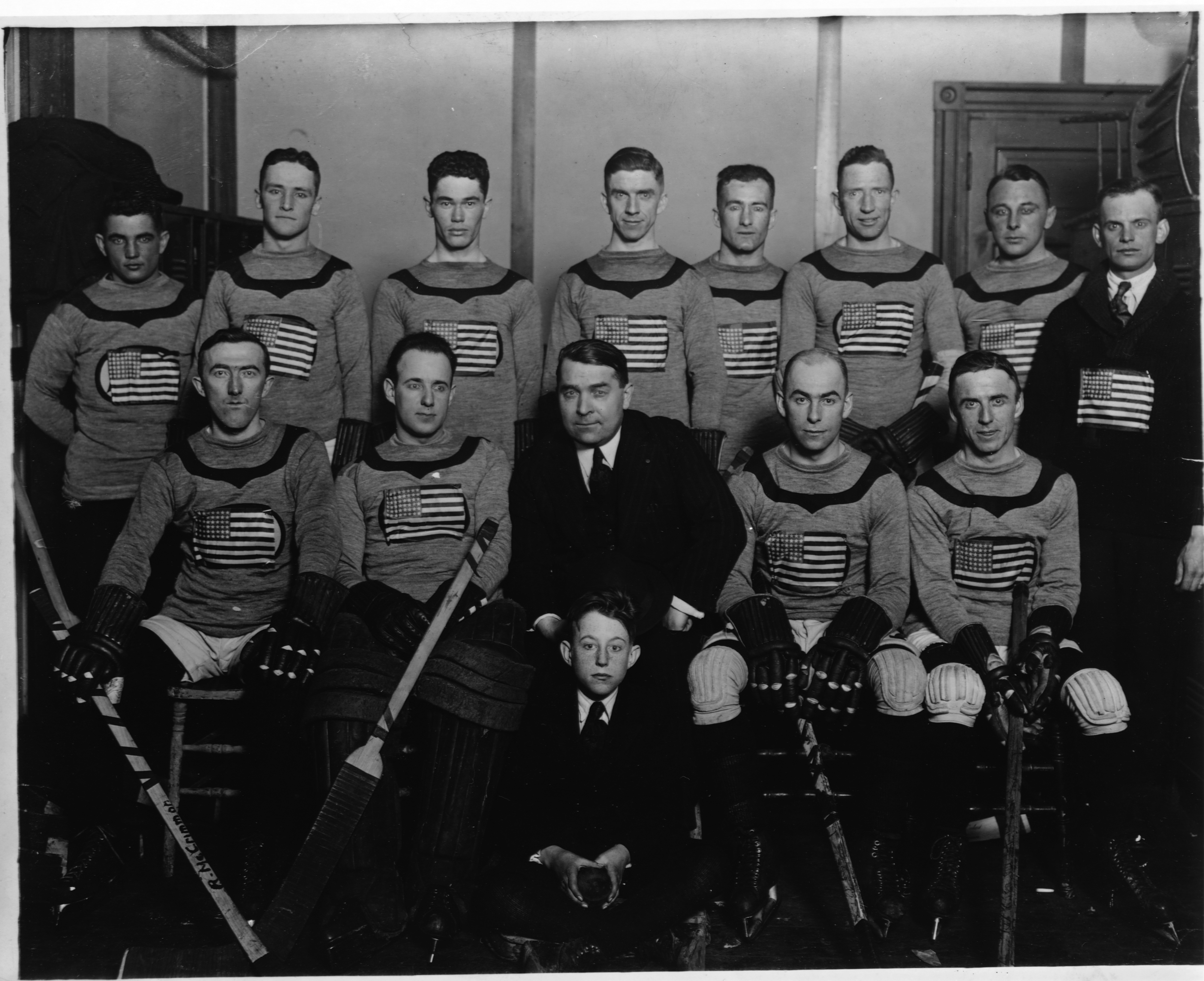  Mannschaftsporträt der US-amerikanischen Eishockey-Olympiamannschaft von 1920, undatiert.