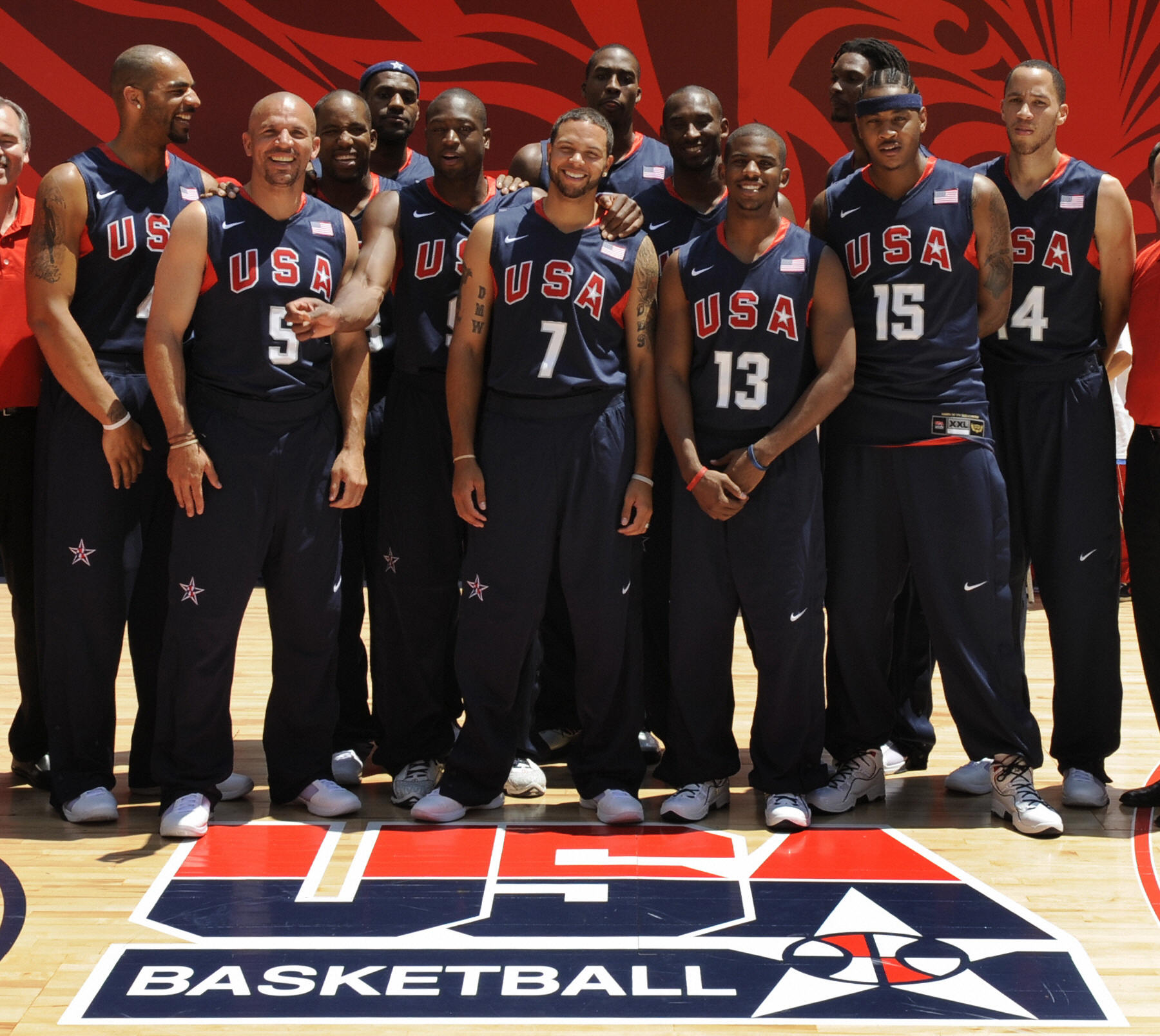 jucătorii echipei olimpice de baschet din SUA (L-R) Carlos Boozer, Jason Kidd, Michael Redd, LeBron James, Dwyane Wade, Deron Willimas, Dwight Howard, Kobe Bryant, Chris Paul, Carmelo Anthony, Chris Bosh și Tayshaun Prince pozează în Rockefeller Center pe 30 iunie 2008, pentru a afișa uniformele furnizate de Nike pe care le vor purta la Jocurile Olimpice de la Beijing.